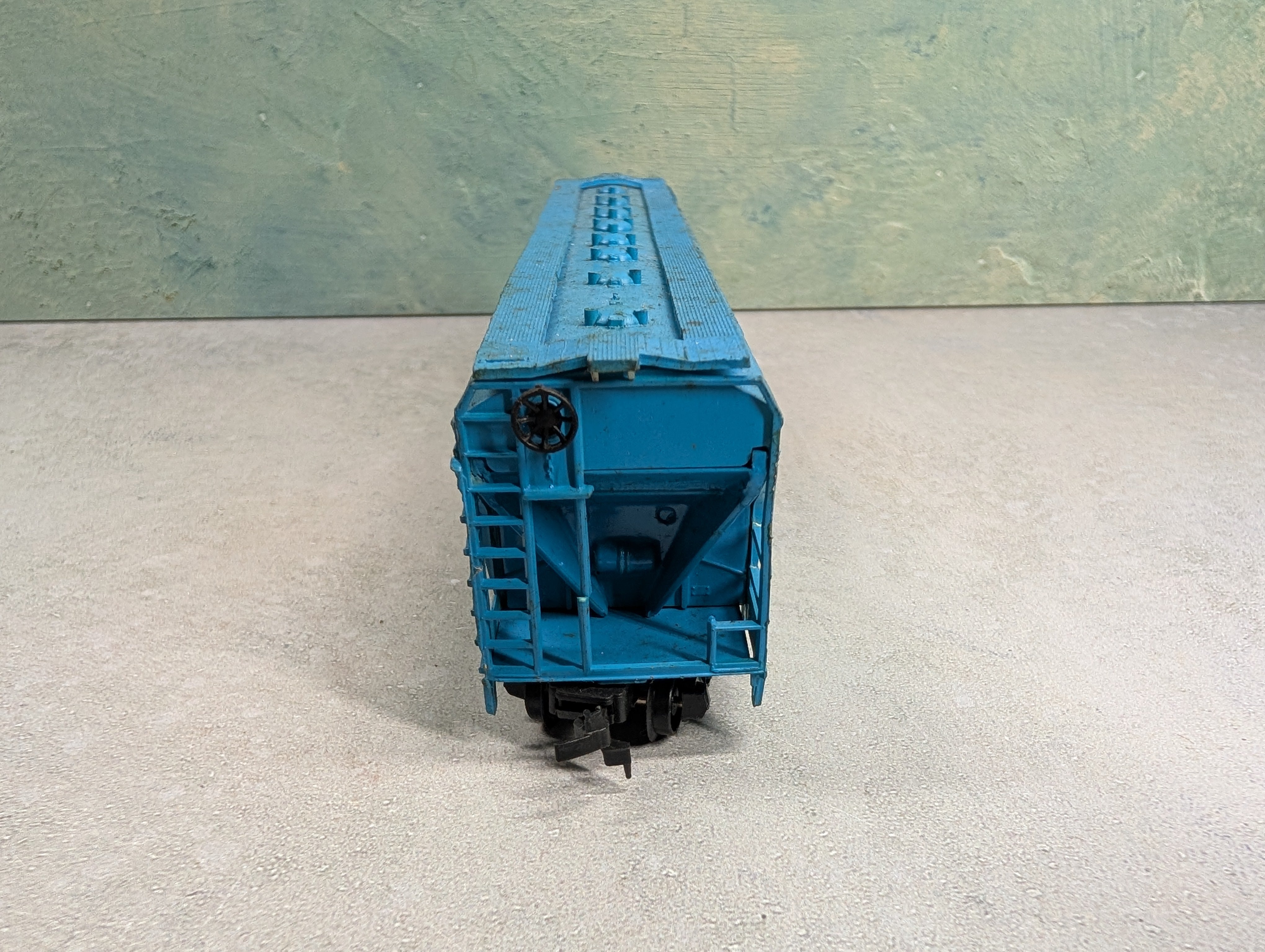 USED Bachmann HO Scale 4 Bay Covered Hopper Rock Island #1332801