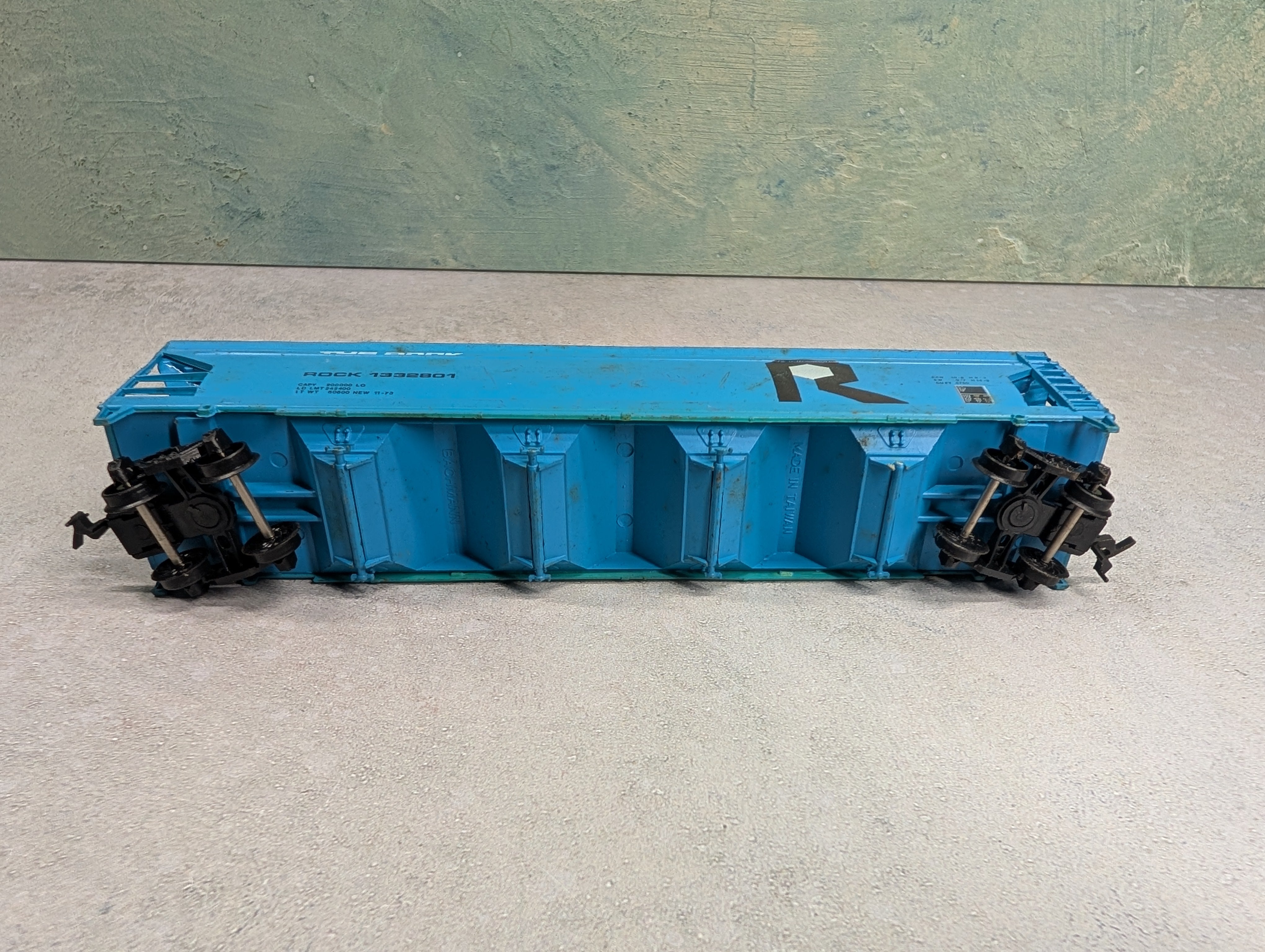 USED Bachmann HO Scale 4 Bay Covered Hopper Rock Island #1332801