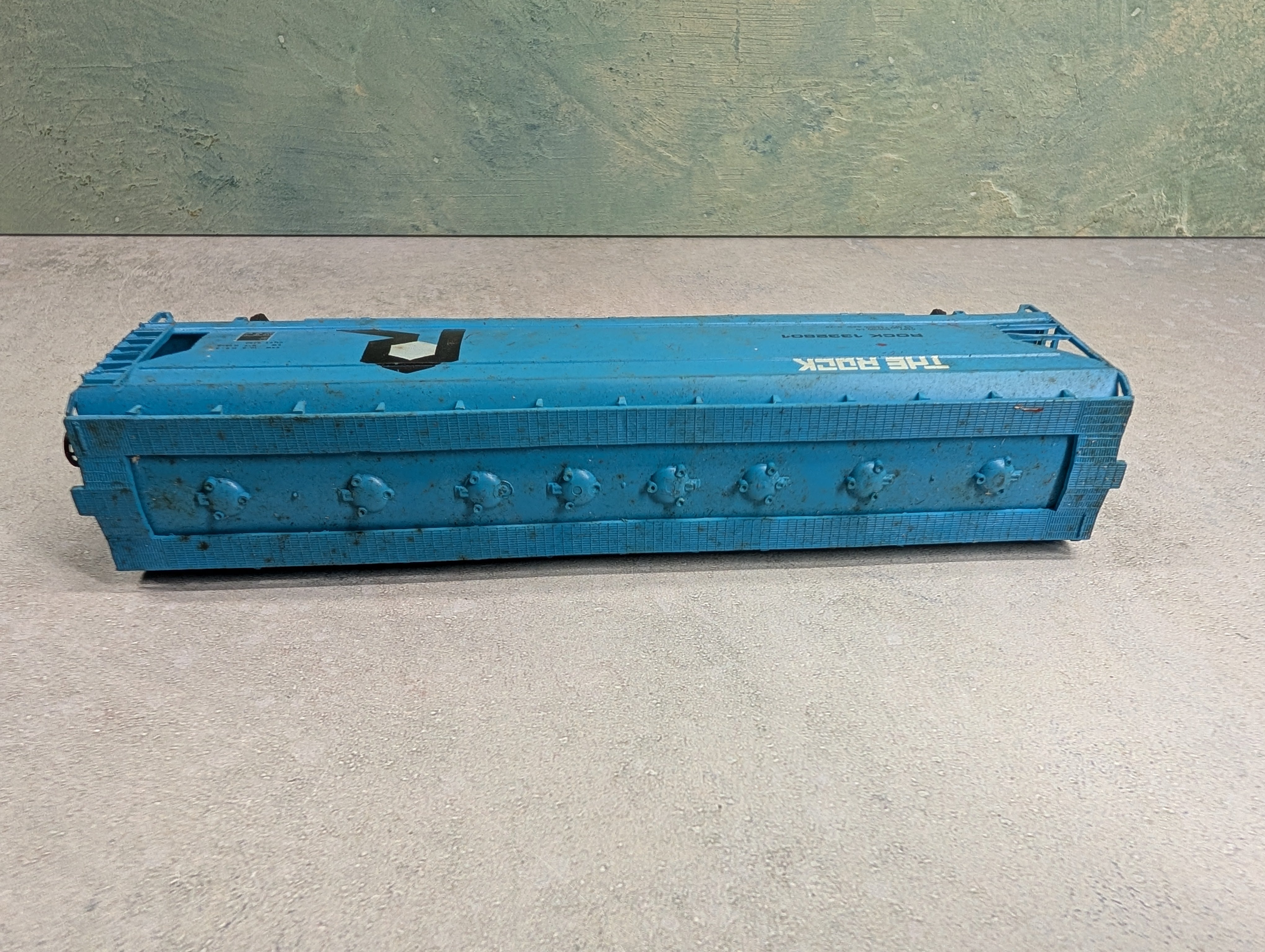 USED Bachmann HO Scale 4 Bay Covered Hopper Rock Island #1332801