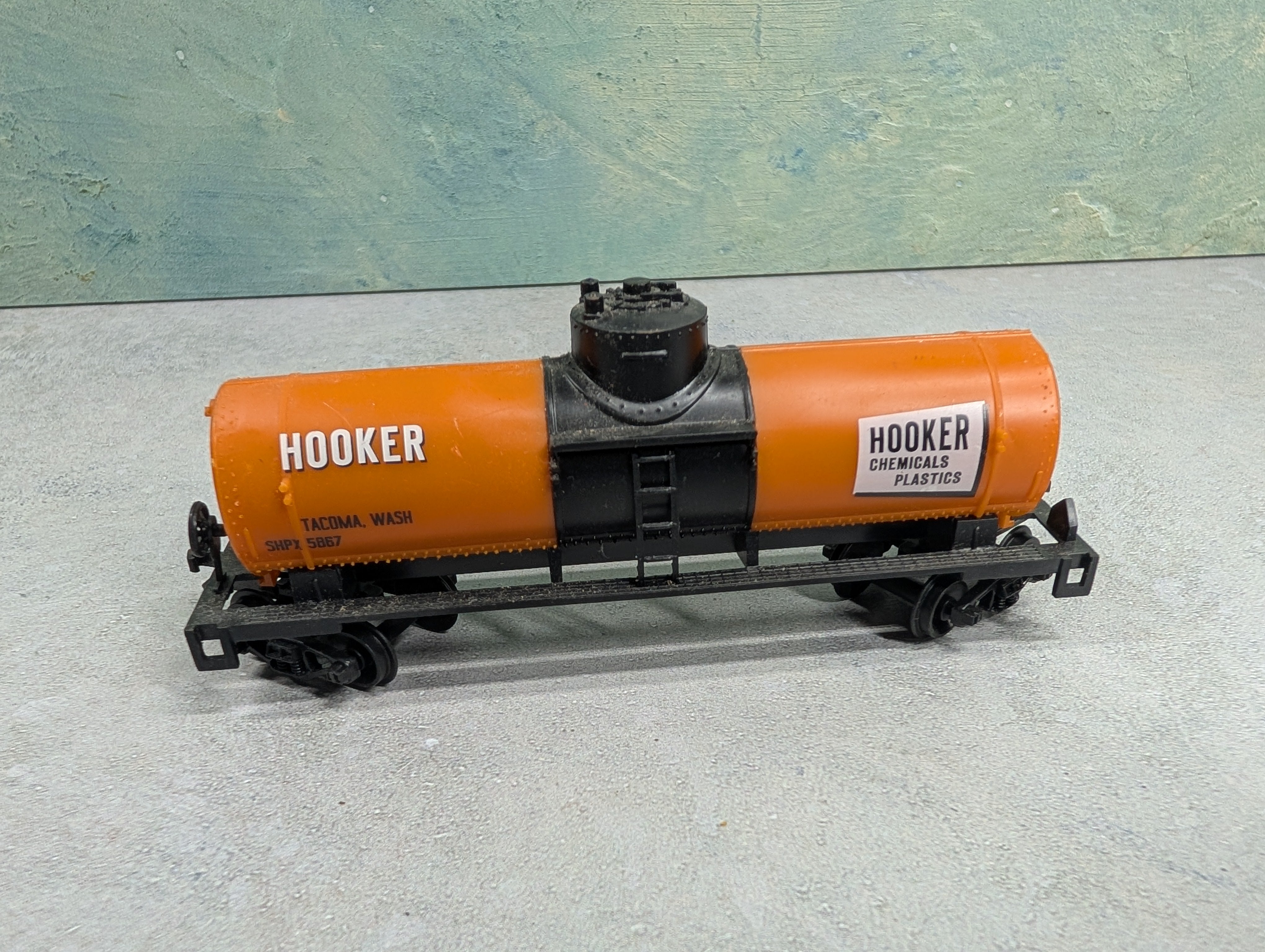 USED Life-Like HO Scale Single Dome Tank Car Hooker SHPX #5867