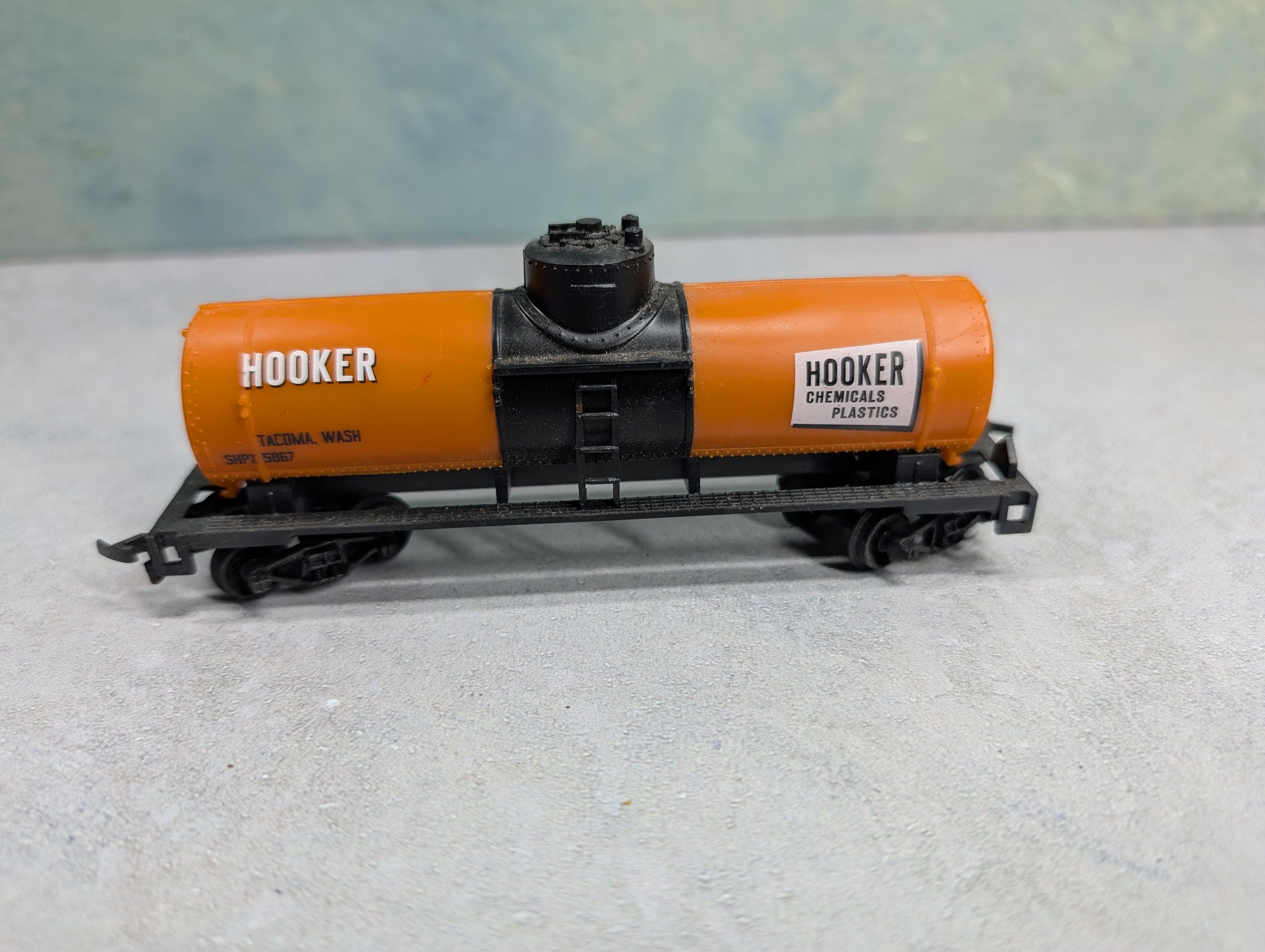 USED Life-Like HO Scale Single Dome Tank Car Hooker SHPX #5867