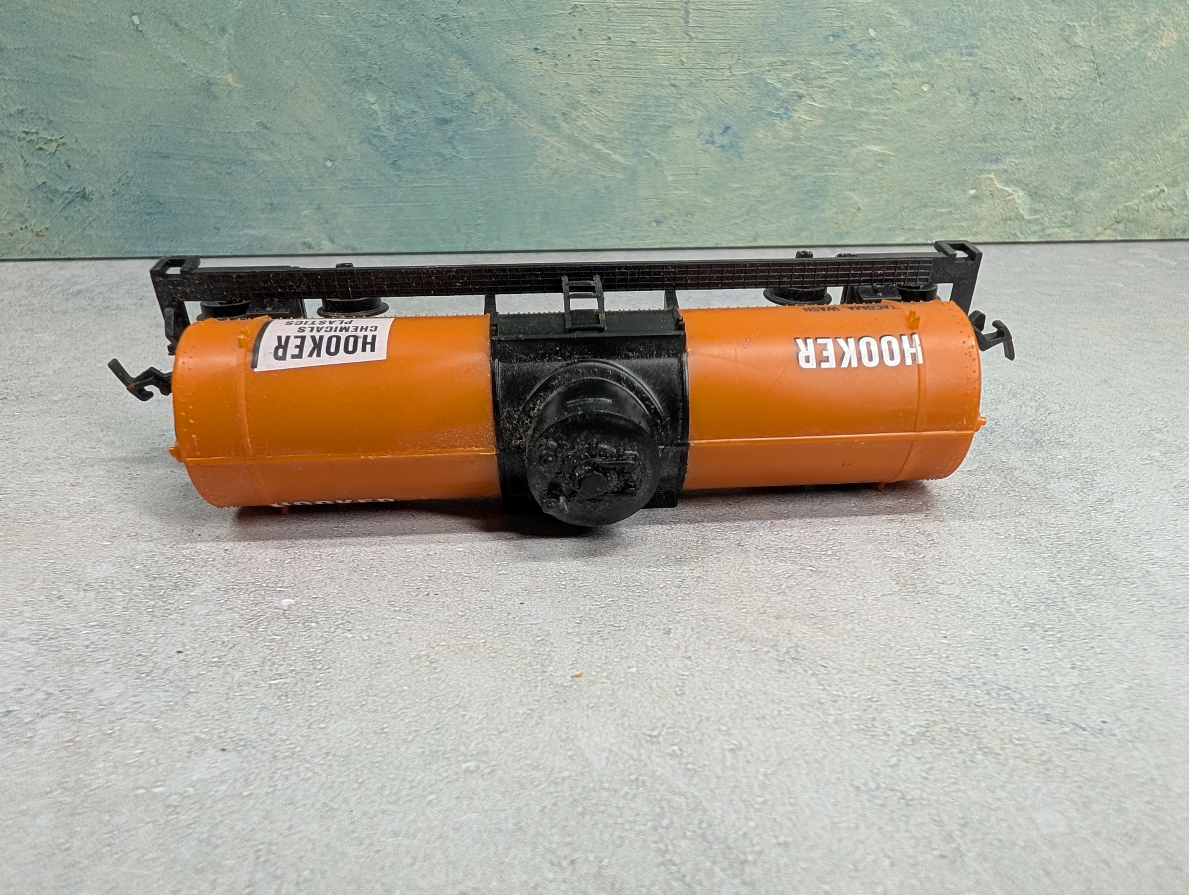 USED Life-Like HO Scale Single Dome Tank Car Hooker SHPX #5867