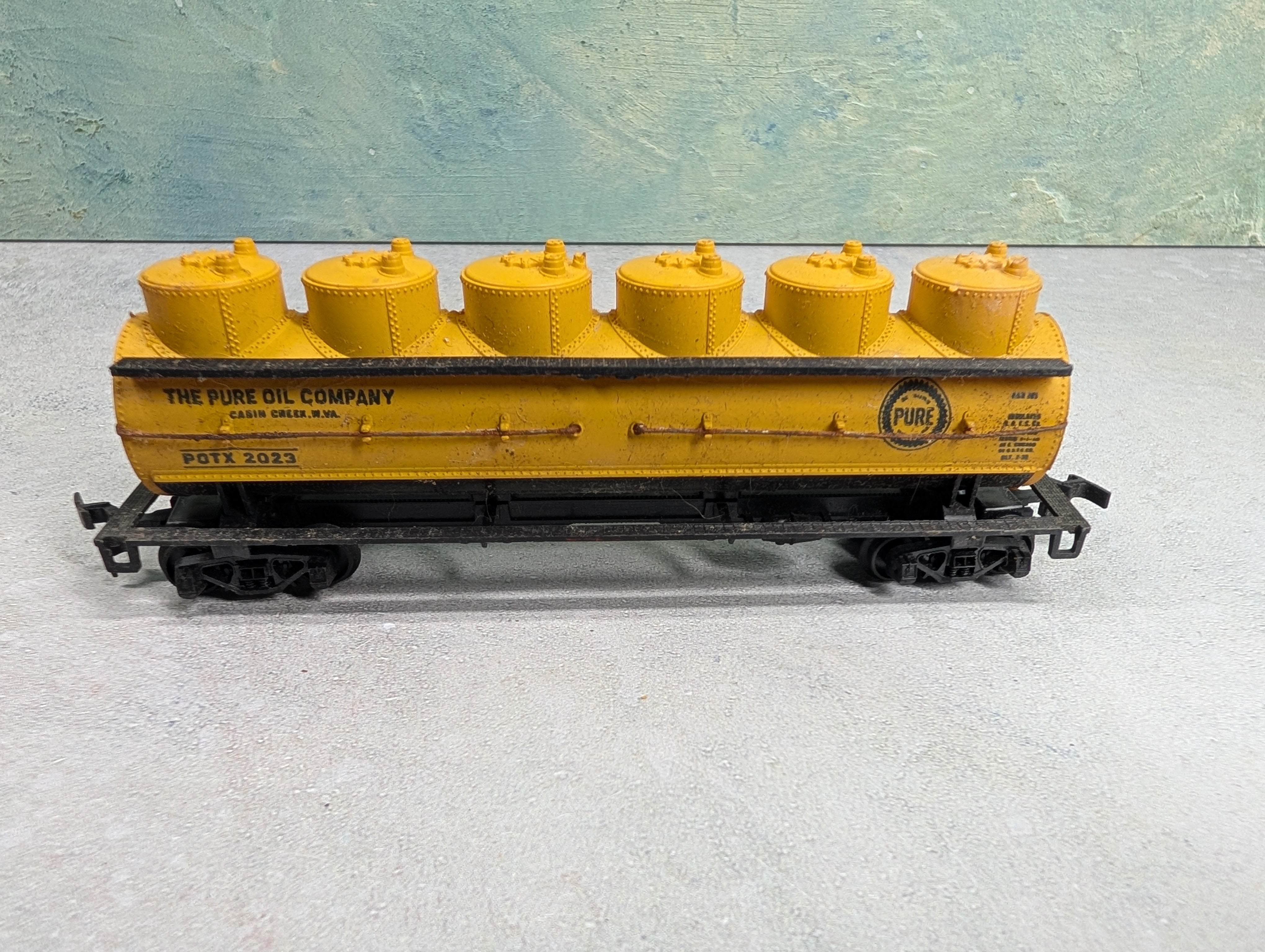 USED HO Scale 6 Dome Tank Car The Pure Oil Company POTX #2023