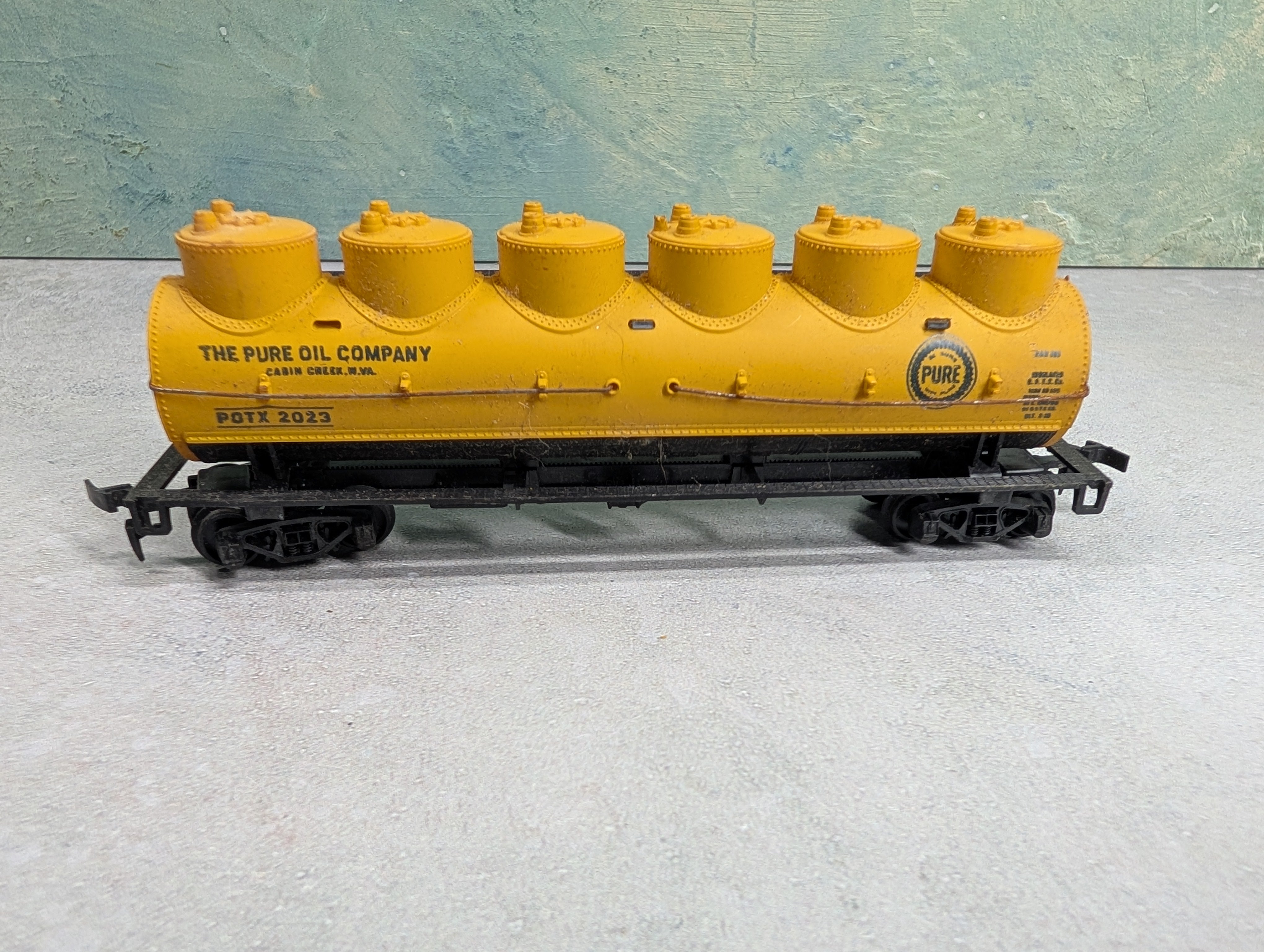 USED HO Scale 6 Dome Tank Car The Pure Oil Company POTX #2023