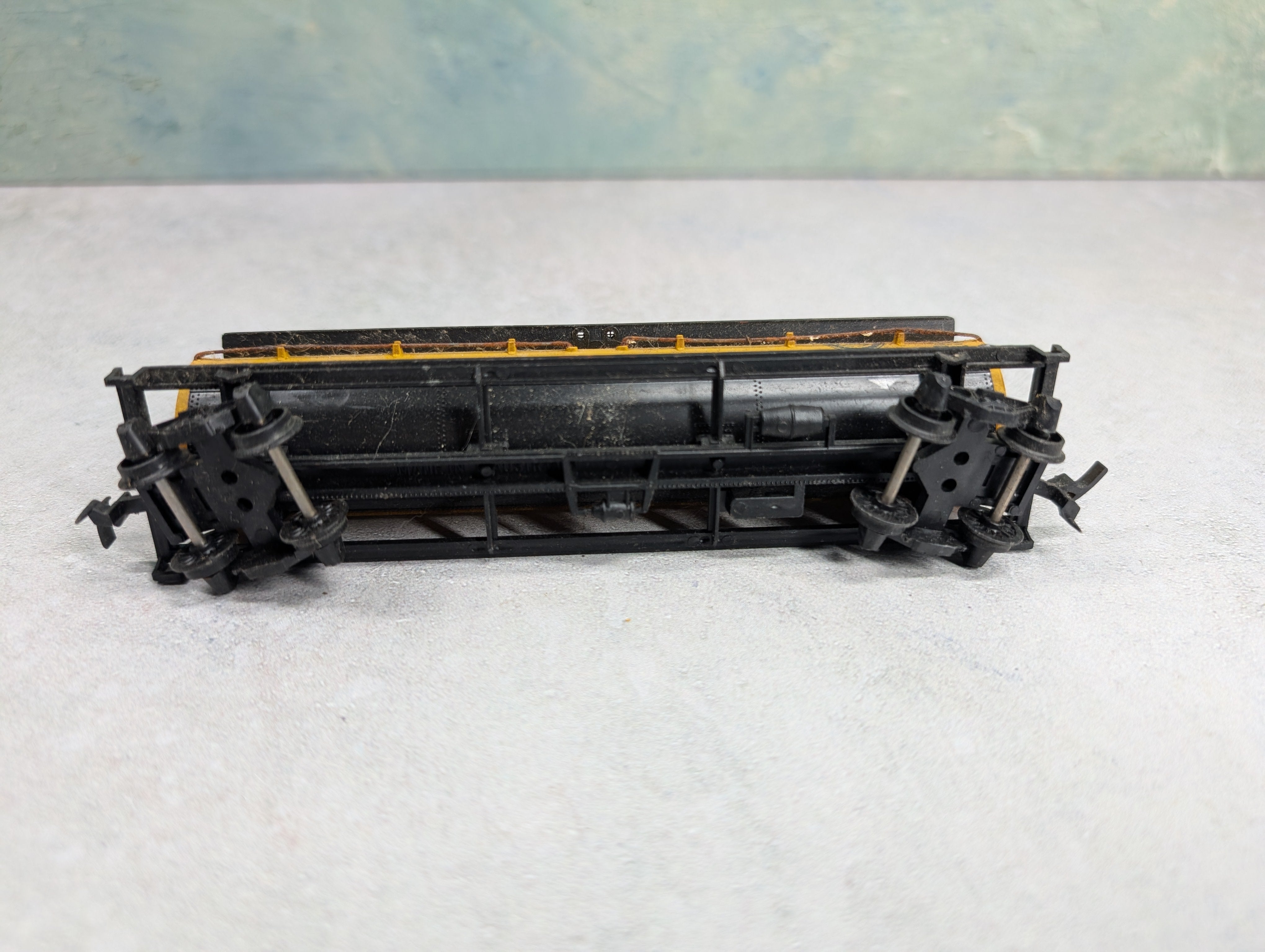 USED HO Scale 6 Dome Tank Car The Pure Oil Company POTX #2023