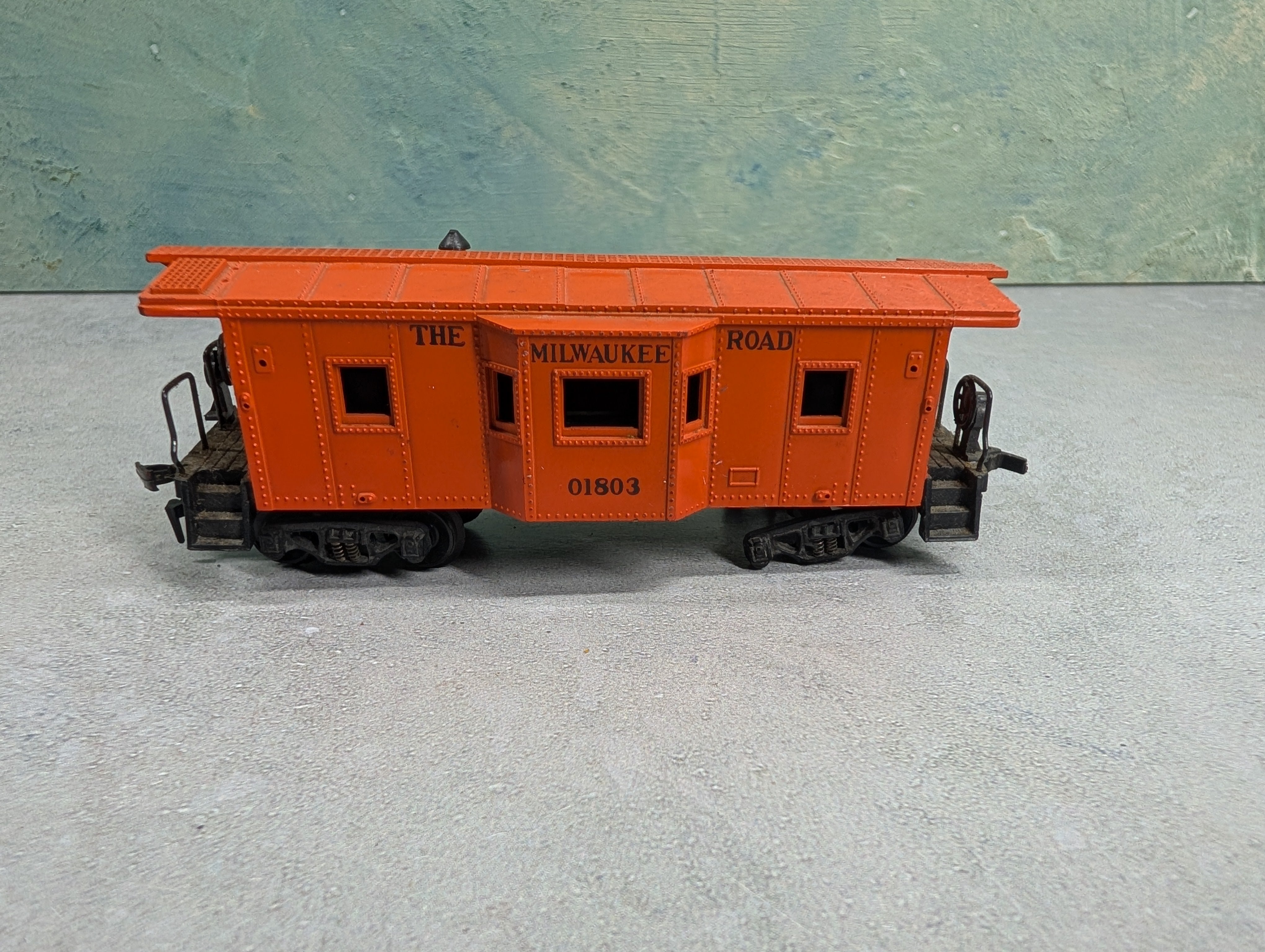 USED HO Scale Bay Window Caboose Milwaukee Road #01803