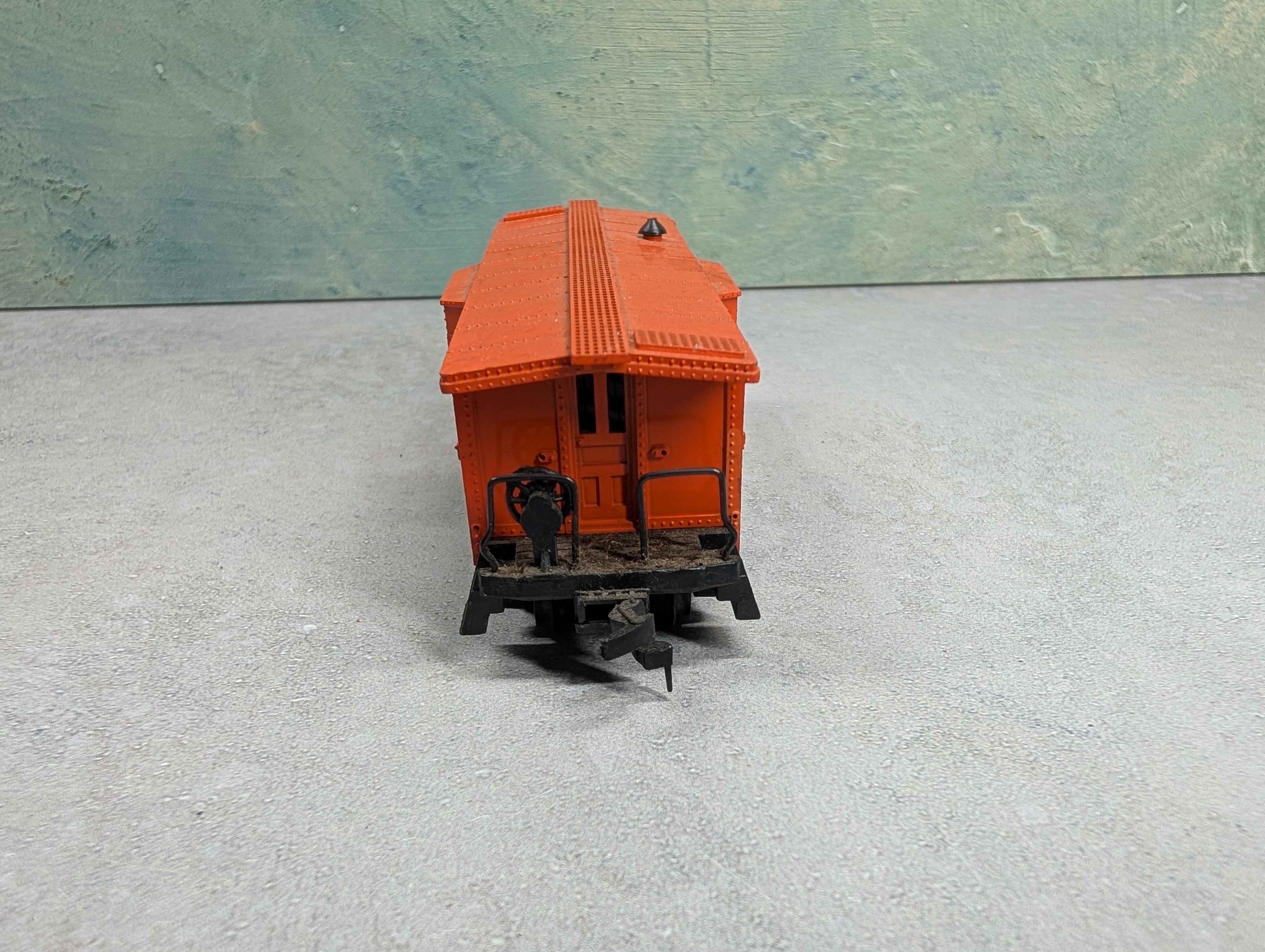 USED HO Scale Bay Window Caboose Milwaukee Road #01803
