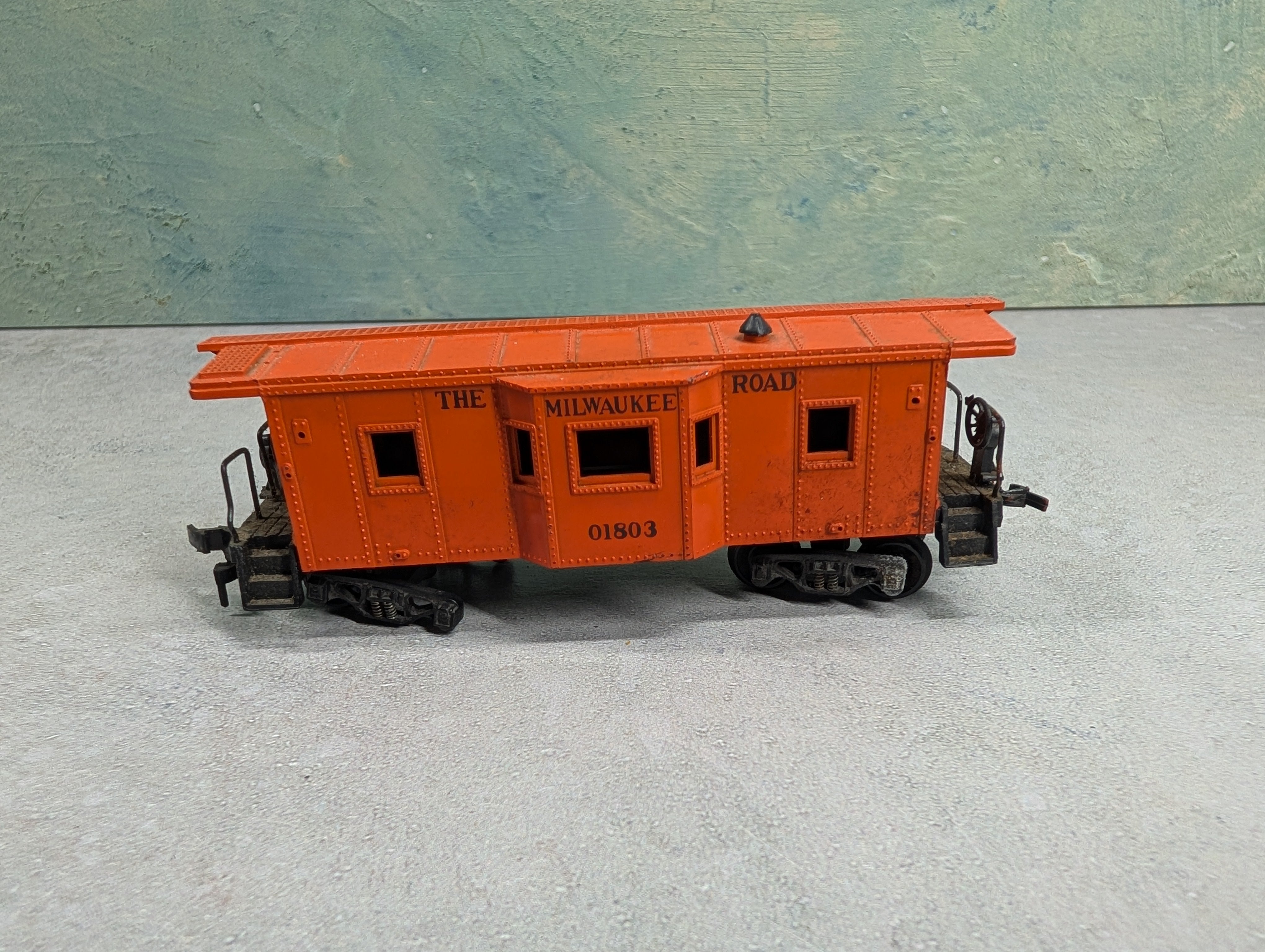 USED HO Scale Bay Window Caboose Milwaukee Road #01803