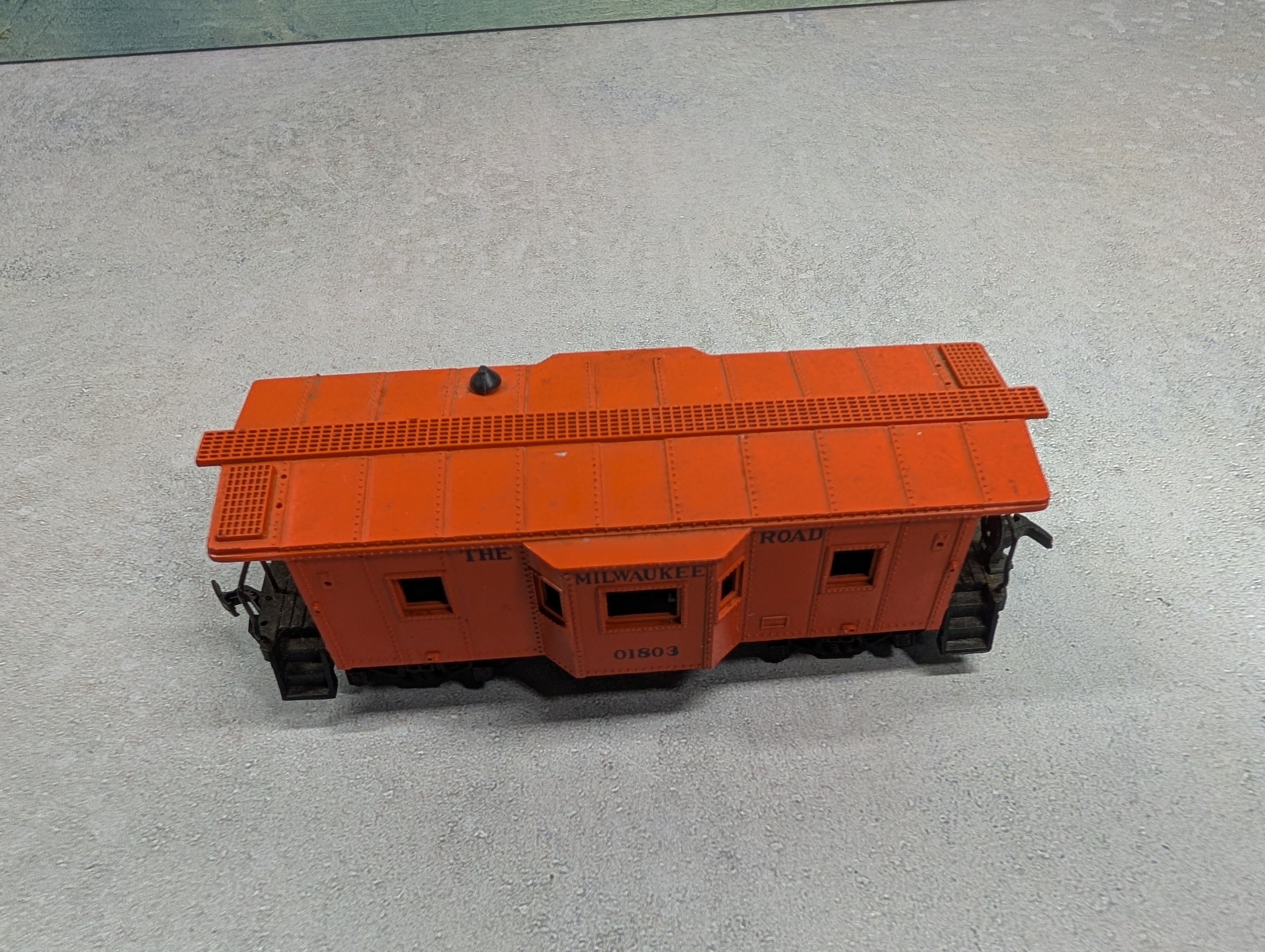 USED HO Scale Bay Window Caboose Milwaukee Road #01803