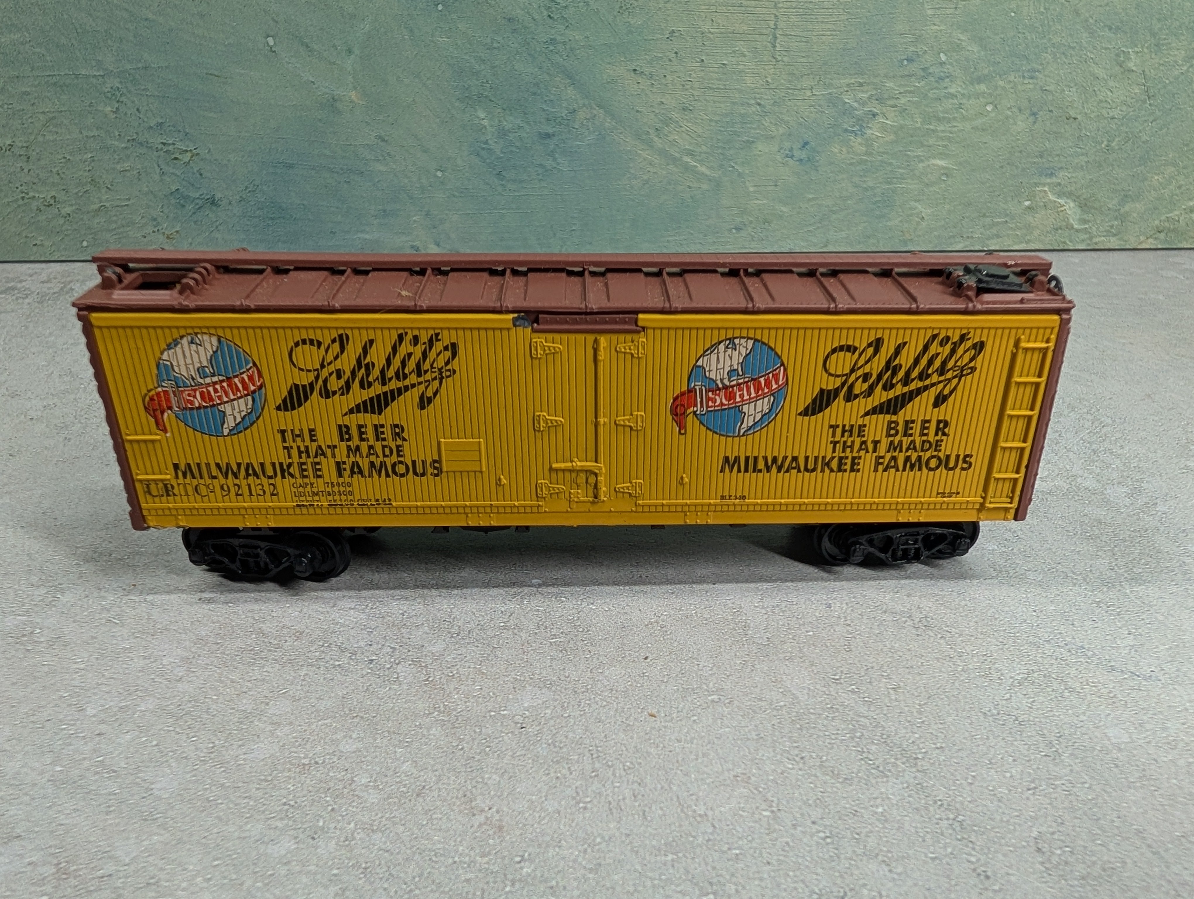USED Athearn HO Scale 40' Wooden Reefer Box Car Schlitz URTCo #92132