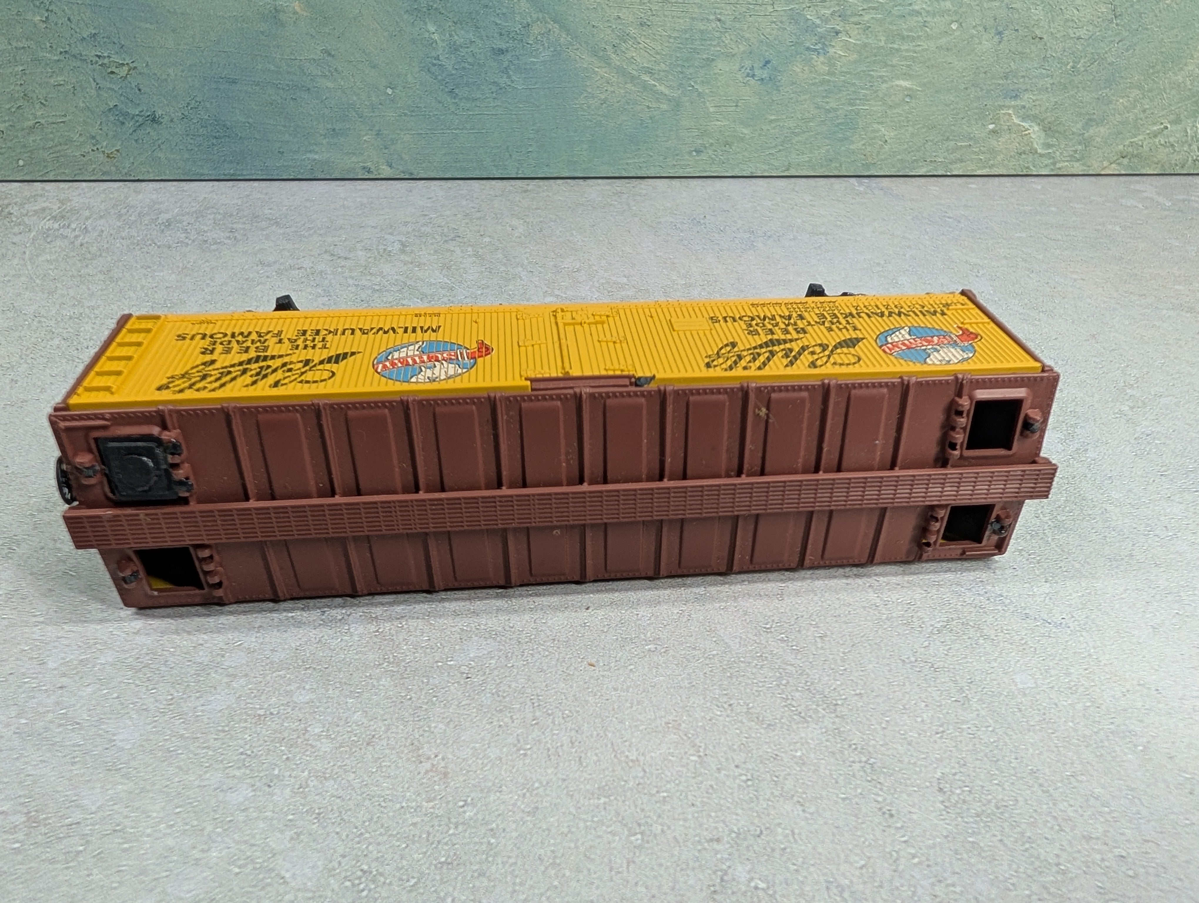 USED Athearn HO Scale 40' Wooden Reefer Box Car Schlitz URTCo #92132