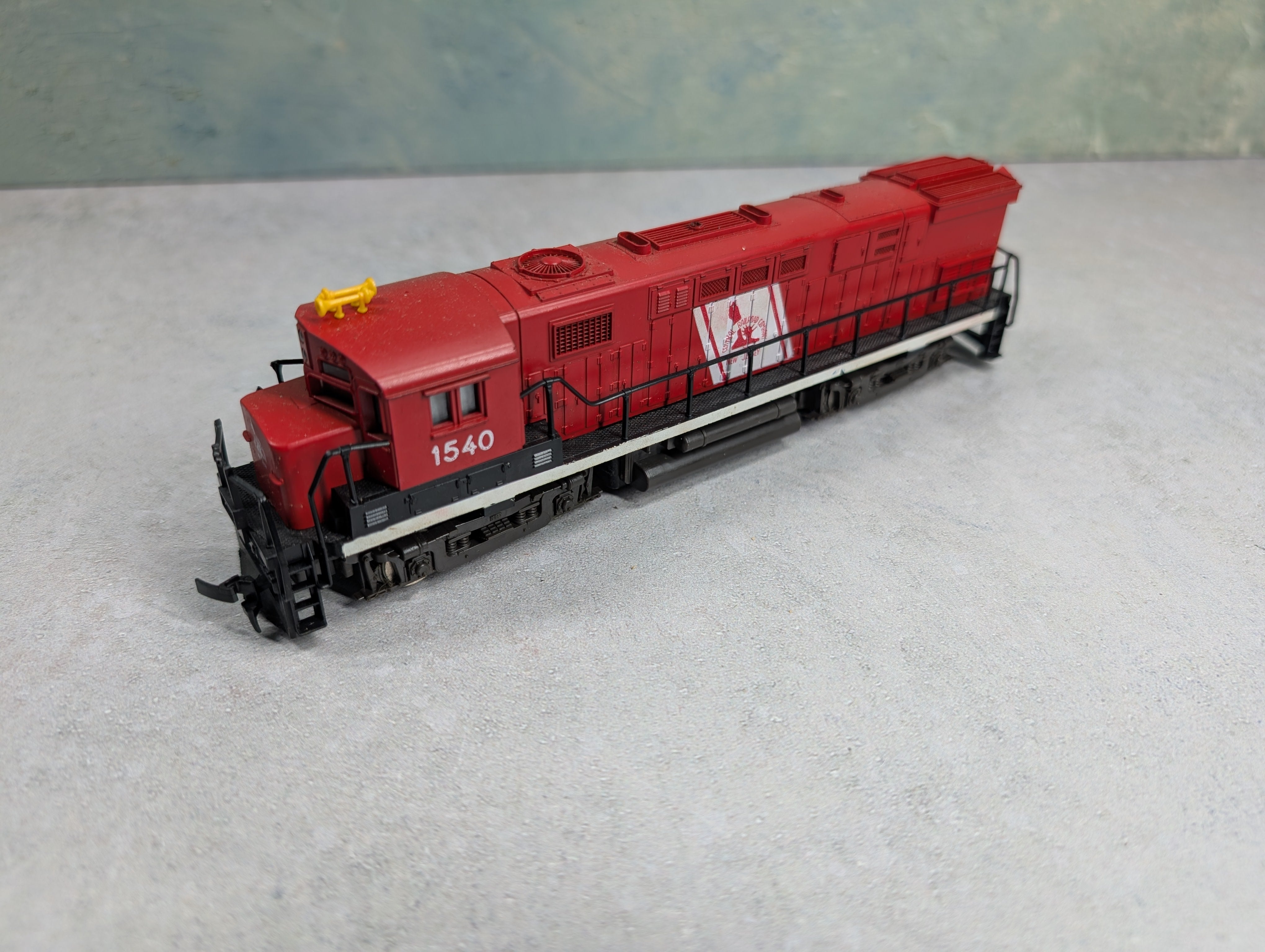 USED AHM HO Scale Alco Century 424 Diesel Locomotive Jersey Central CNJ #1540 Runs DC