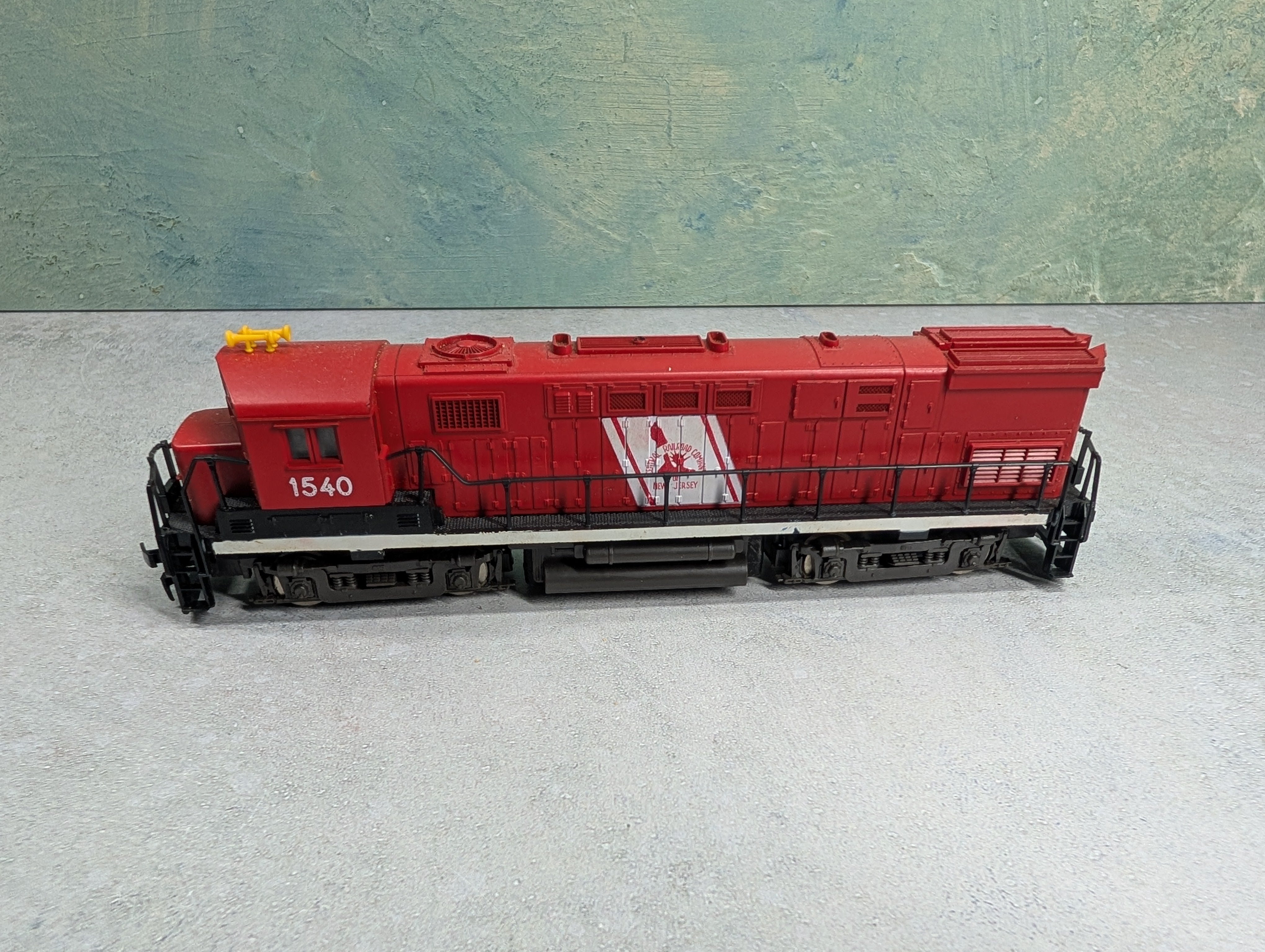USED AHM HO Scale Alco Century 424 Diesel Locomotive Jersey Central CNJ #1540 Runs DC