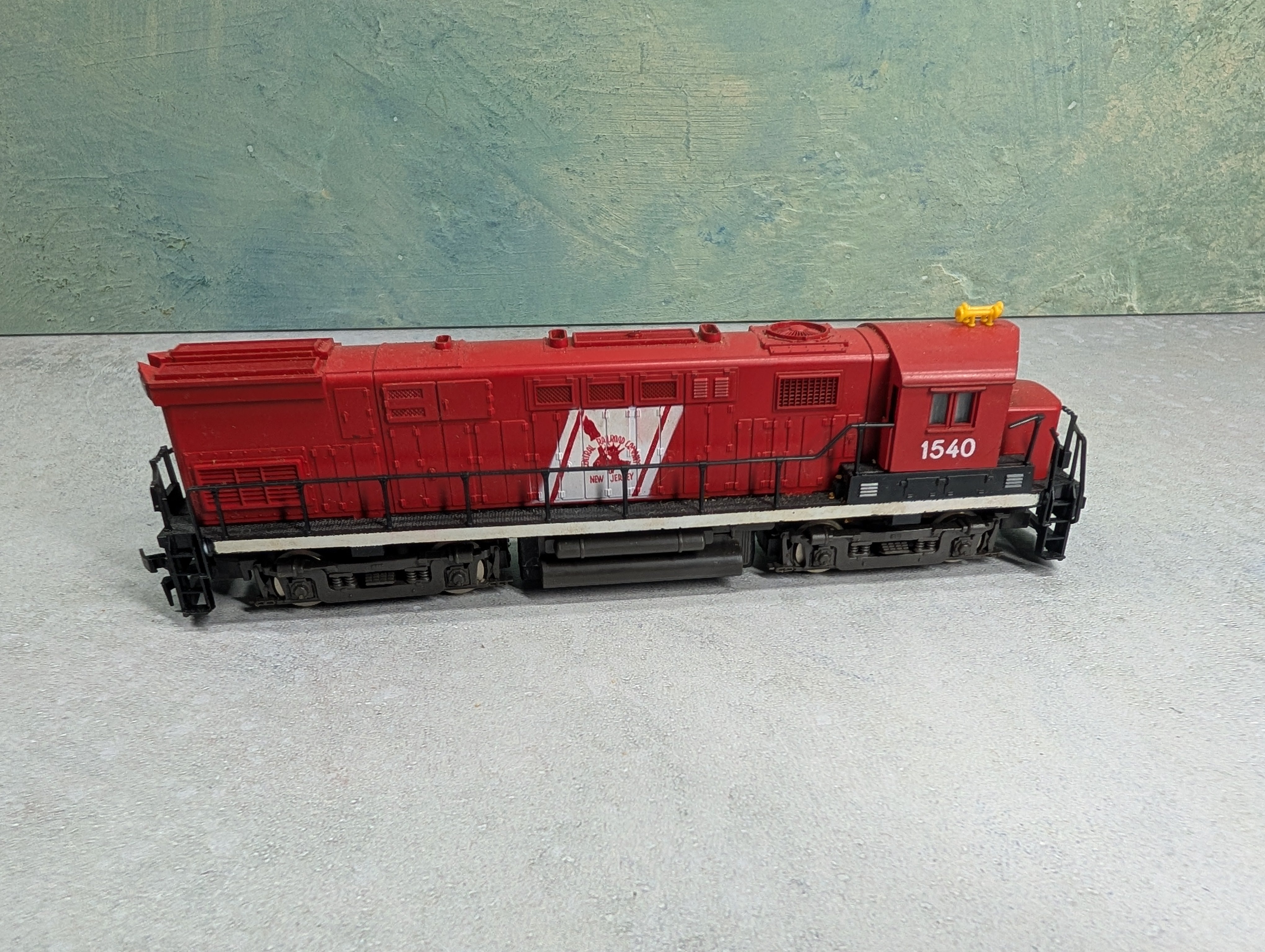 USED AHM HO Scale Alco Century 424 Diesel Locomotive Jersey Central CNJ #1540 Runs DC