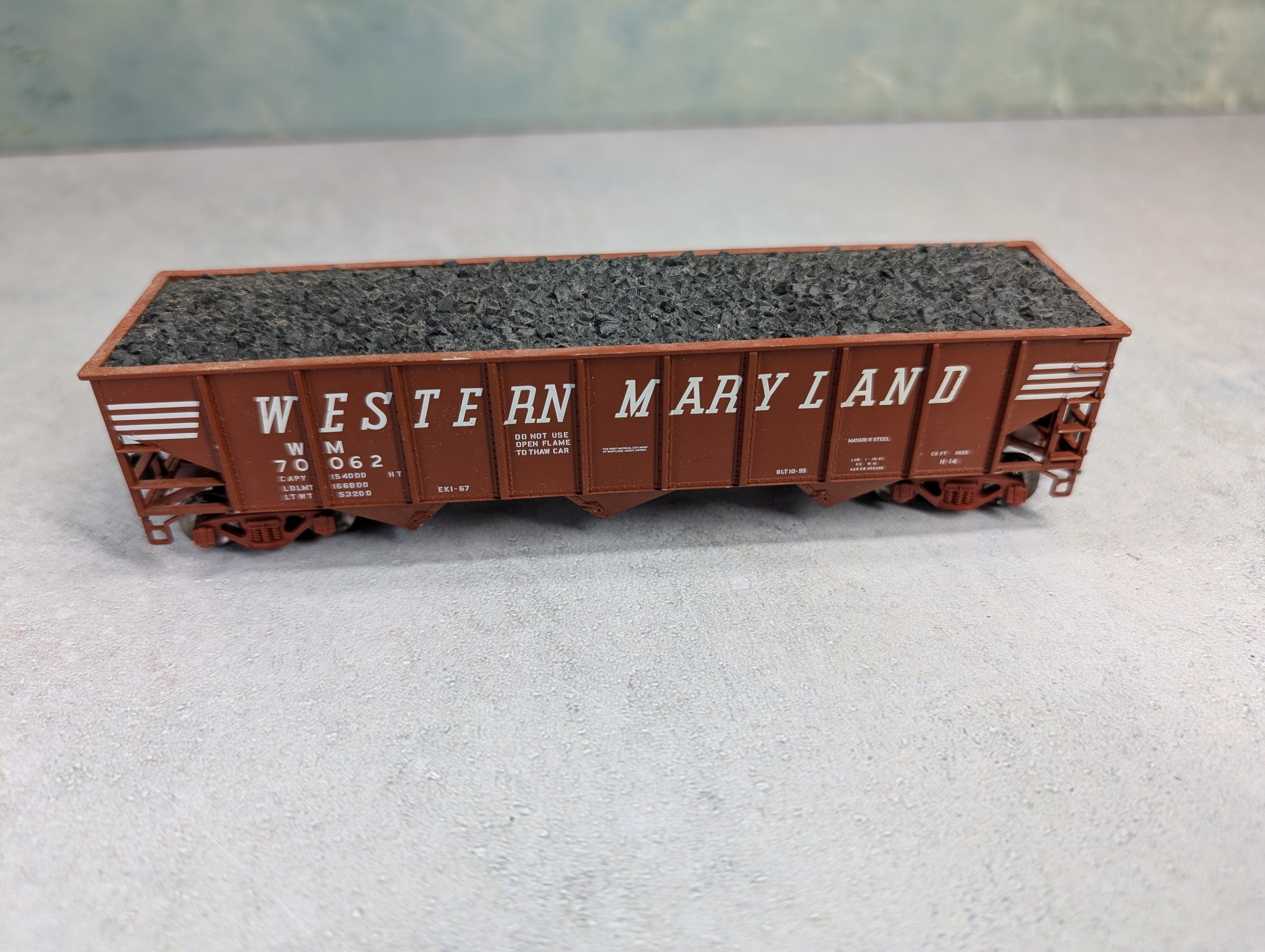 USED Atlas HO Scale 3 Bay Hopper Western Maryland WM #70062 w/ Coal Load