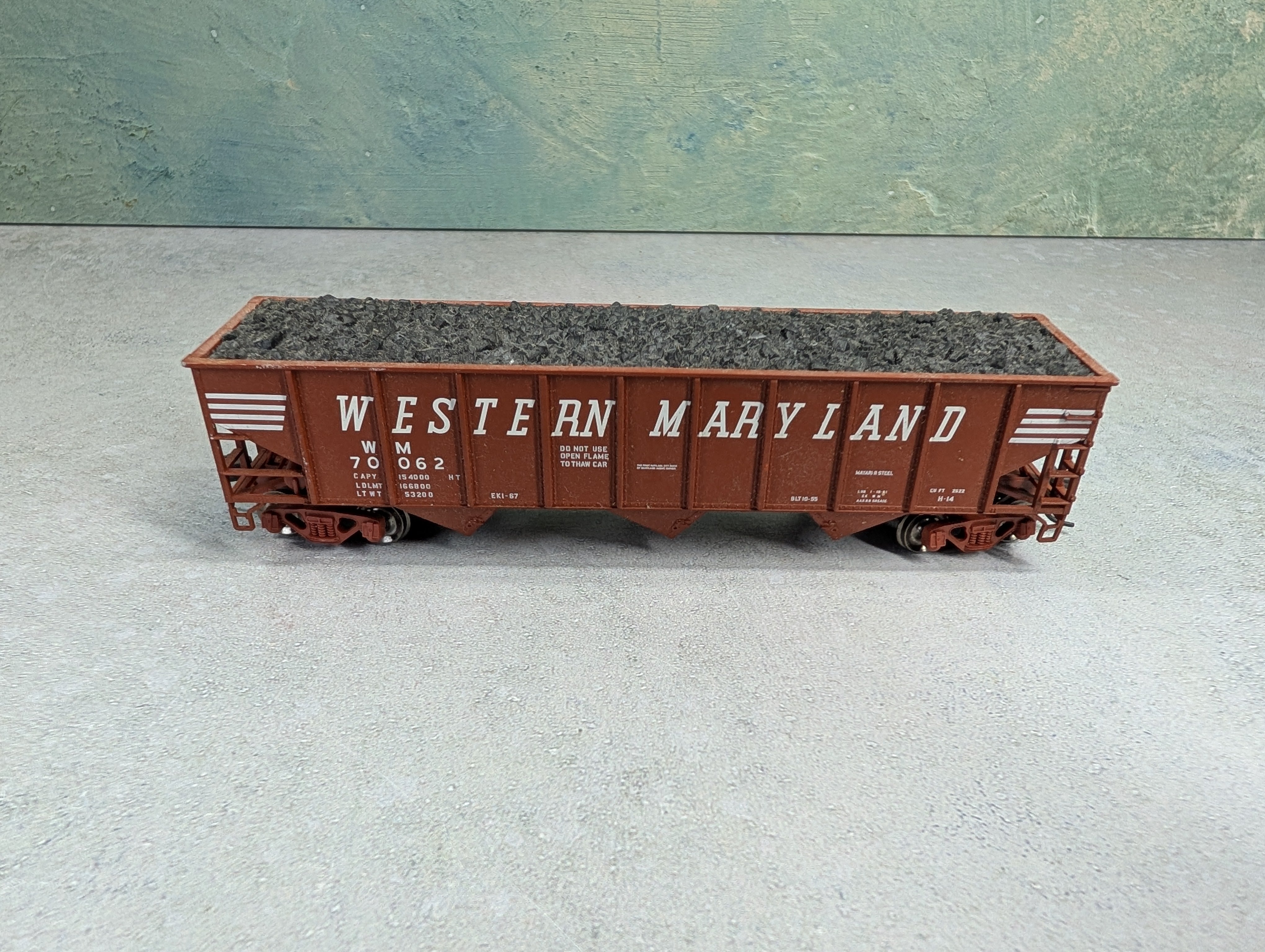 USED Atlas HO Scale 3 Bay Hopper Western Maryland WM #70062 w/ Coal Load