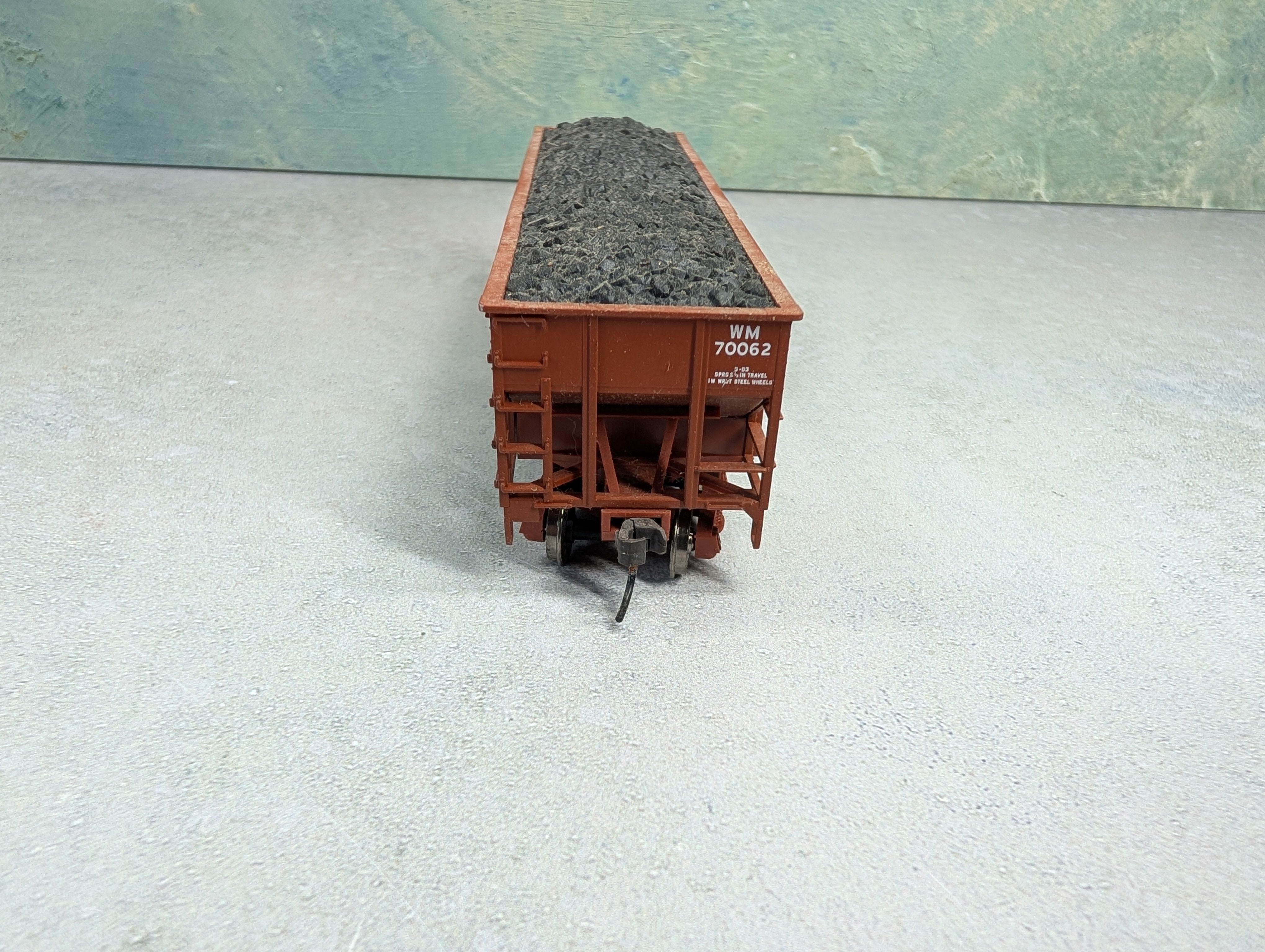 USED Atlas HO Scale 3 Bay Hopper Western Maryland WM #70062 w/ Coal Load