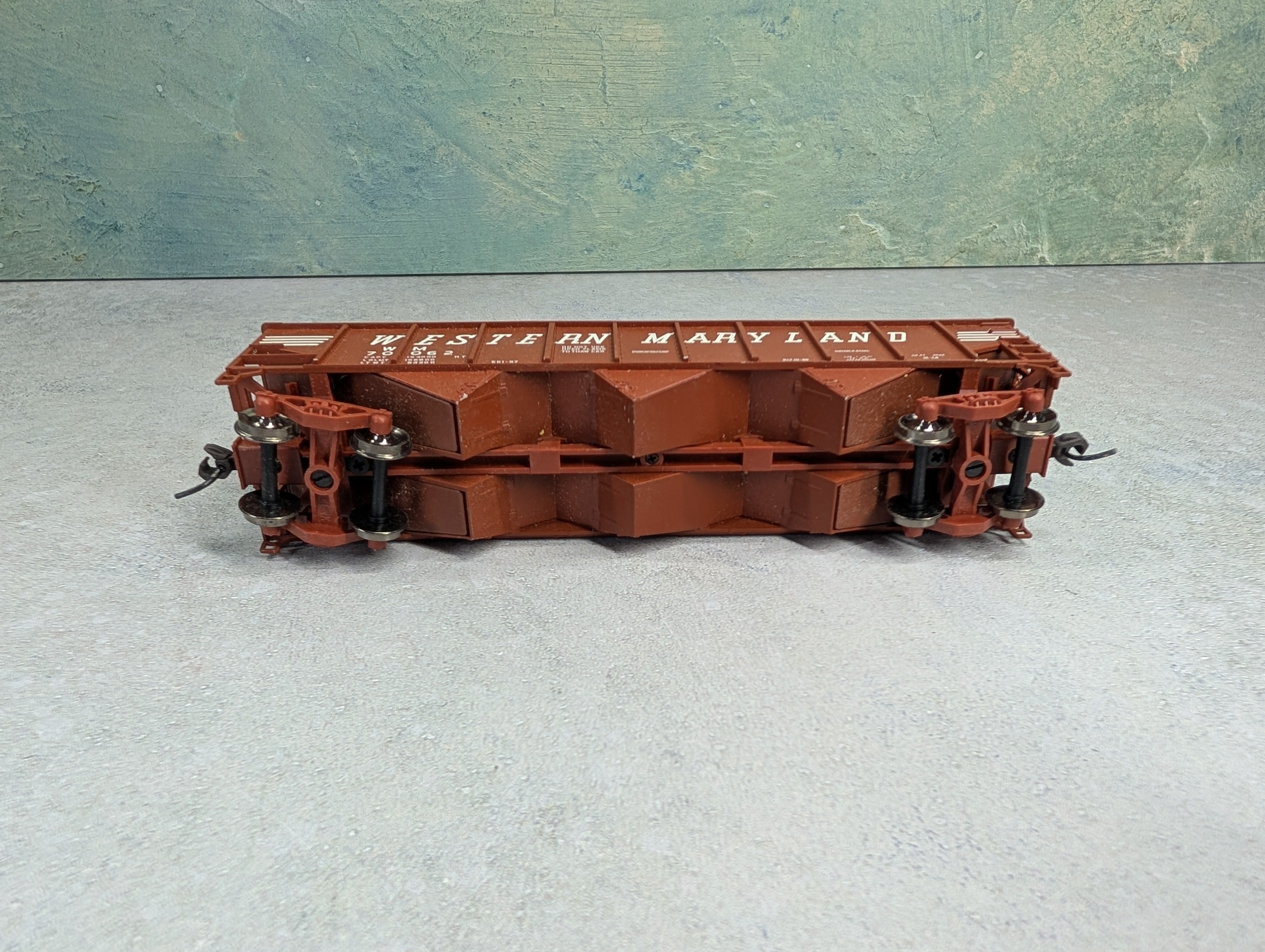 USED Atlas HO Scale 3 Bay Hopper Western Maryland WM #70062 w/ Coal Load