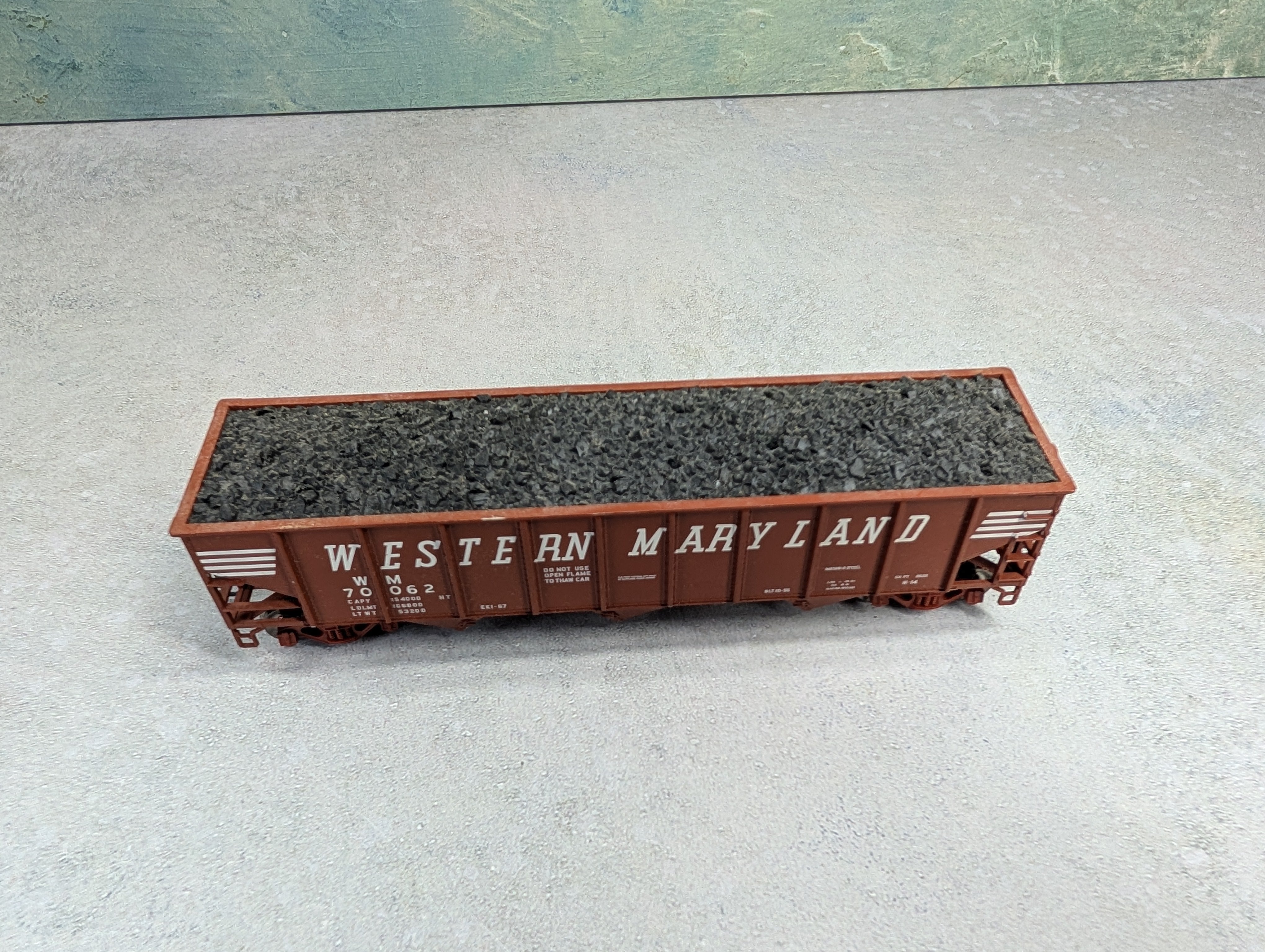 USED Atlas HO Scale 3 Bay Hopper Western Maryland WM #70062 w/ Coal Load