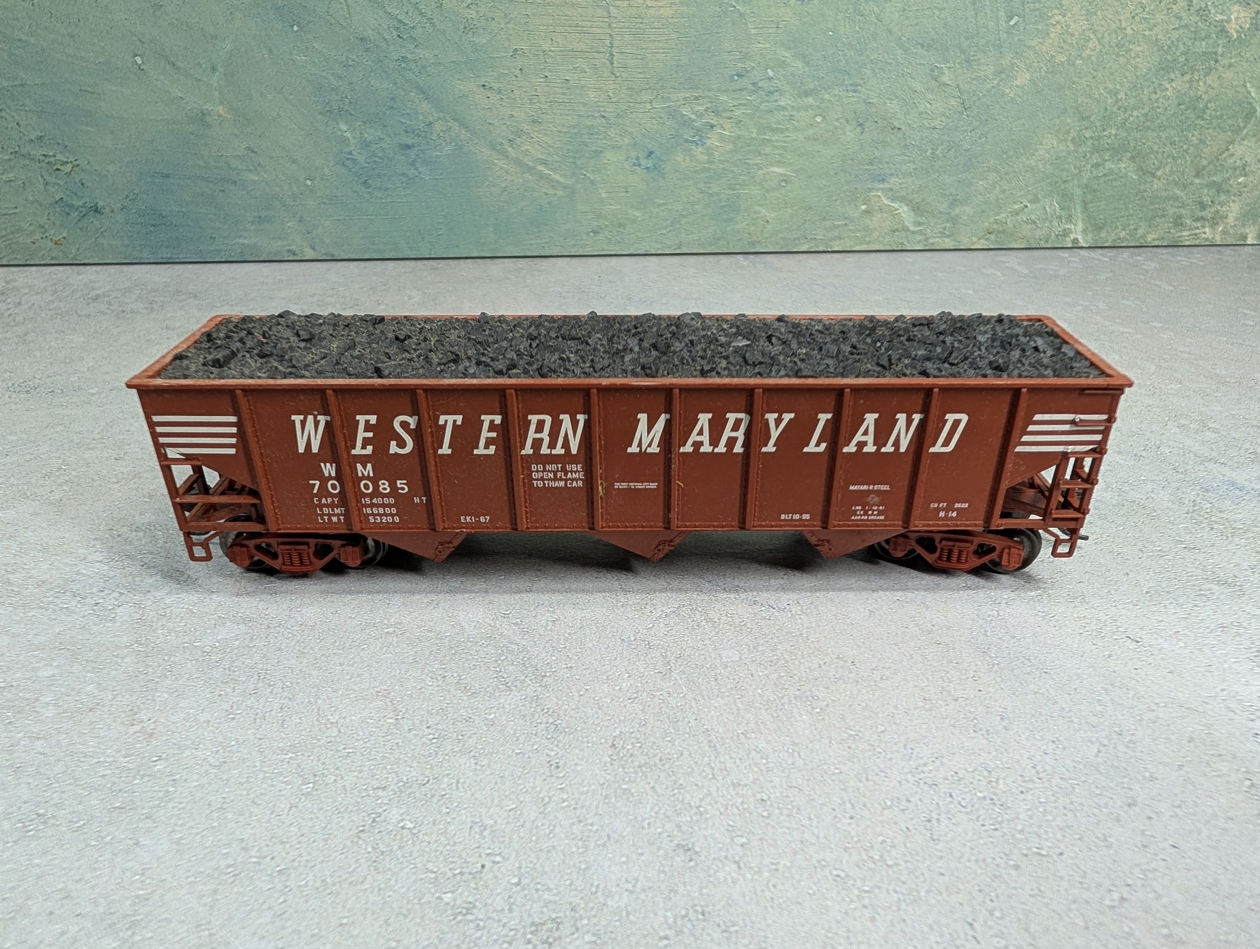 USED Atlas HO Scale 3 Bay Hopper Western Maryland WM #70085 w/ Coal Load