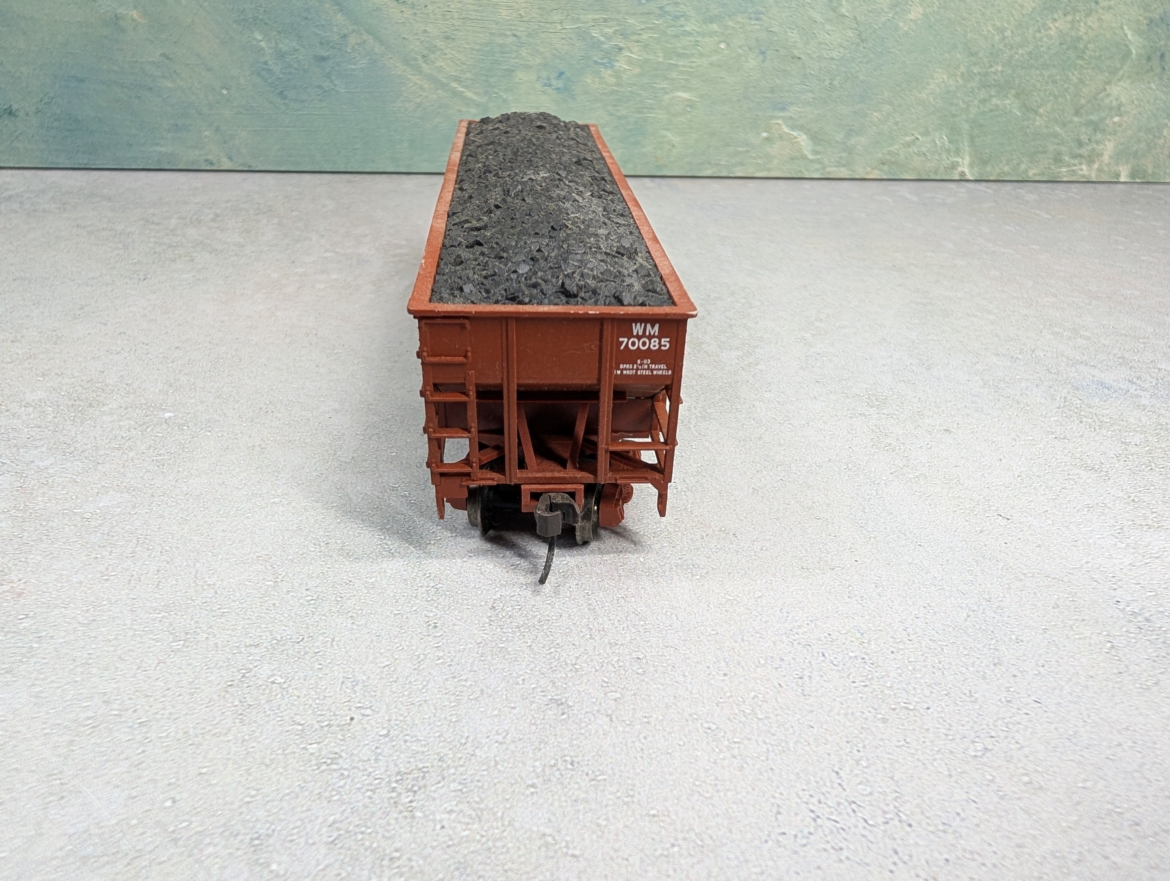 USED Atlas HO Scale 3 Bay Hopper Western Maryland WM #70085 w/ Coal Load
