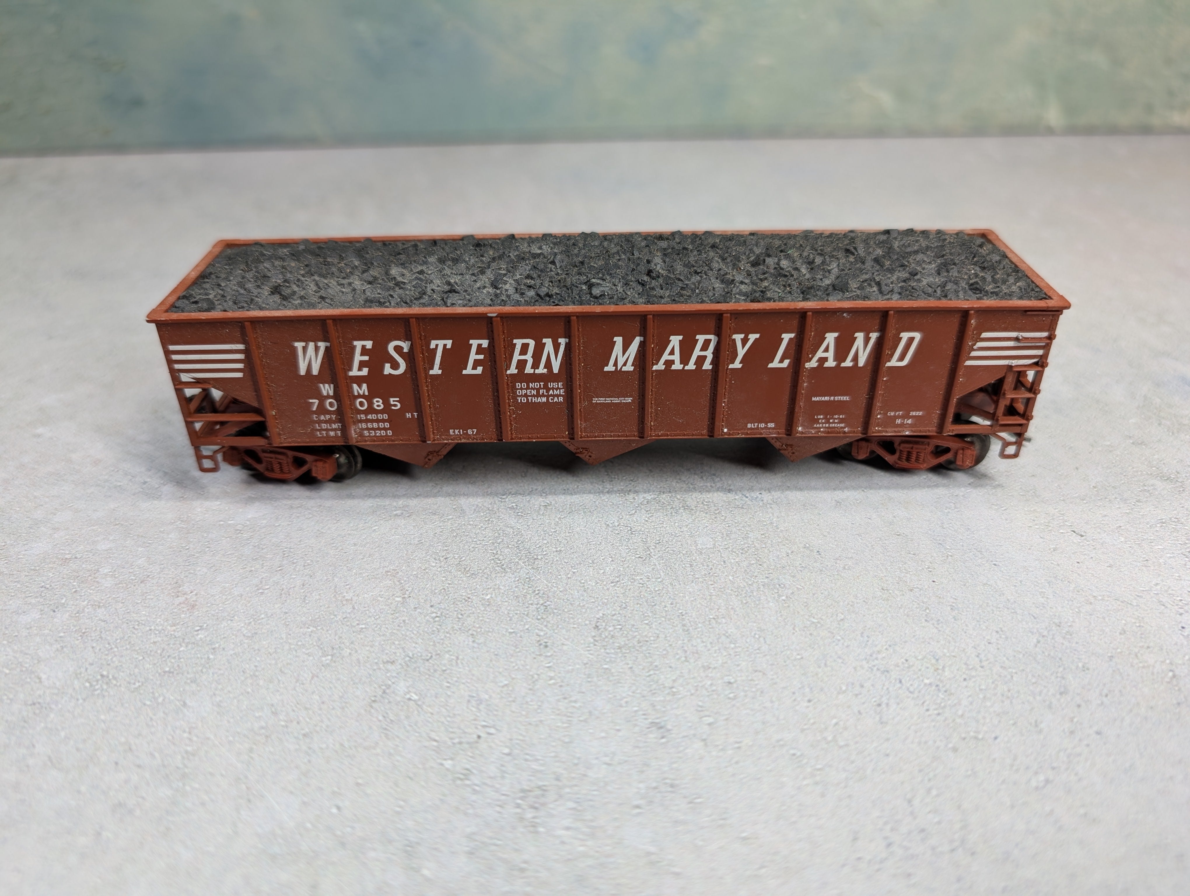 USED Atlas HO Scale 3 Bay Hopper Western Maryland WM #70085 w/ Coal Load