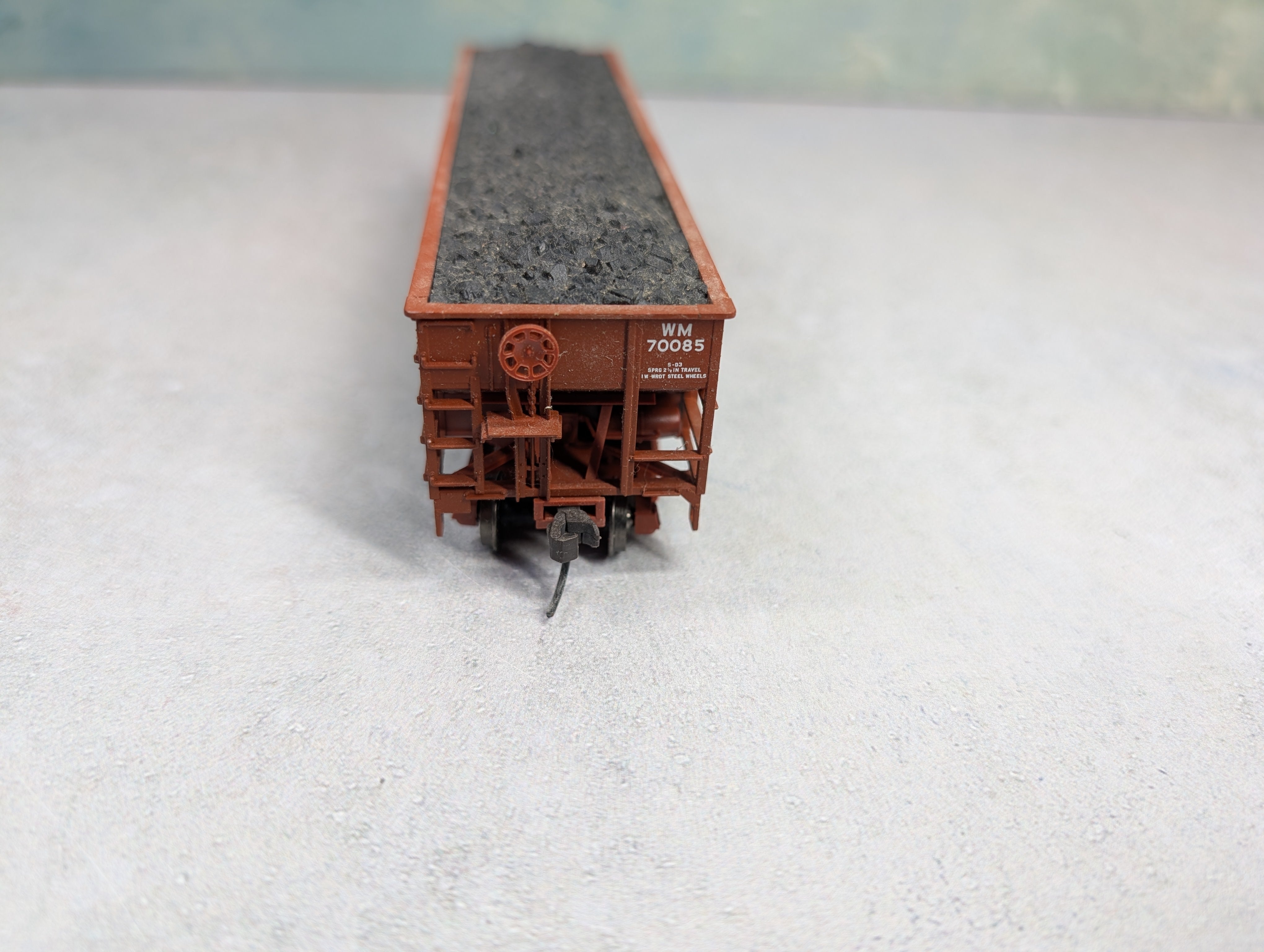USED Atlas HO Scale 3 Bay Hopper Western Maryland WM #70085 w/ Coal Load