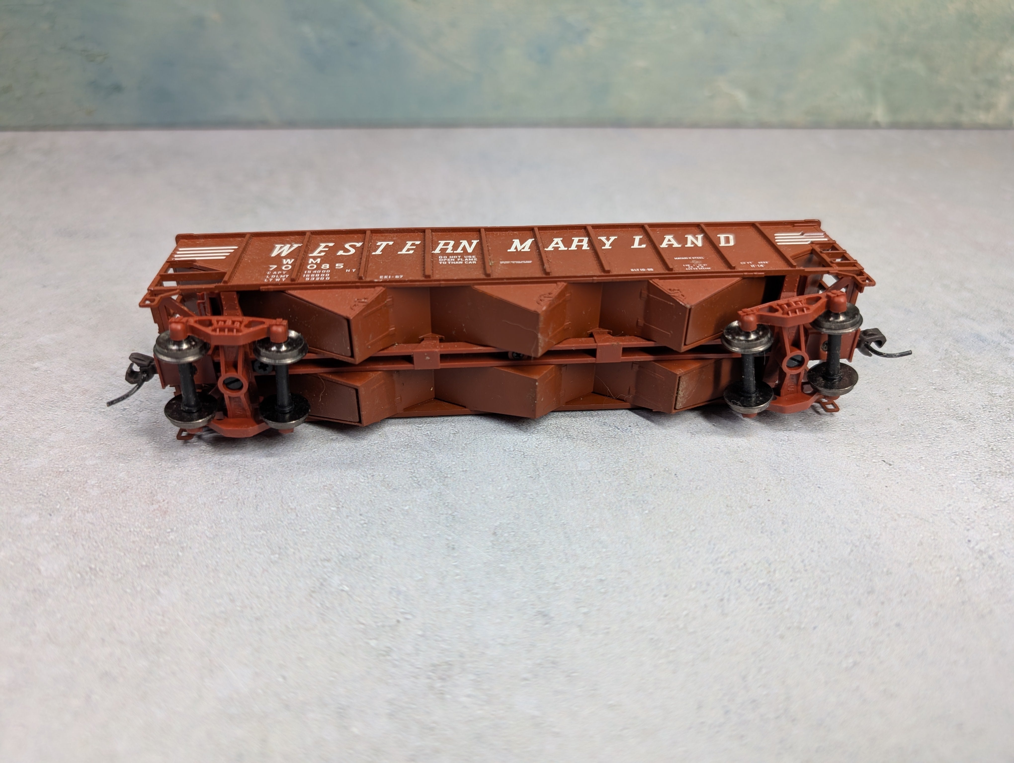 USED Atlas HO Scale 3 Bay Hopper Western Maryland WM #70085 w/ Coal Load
