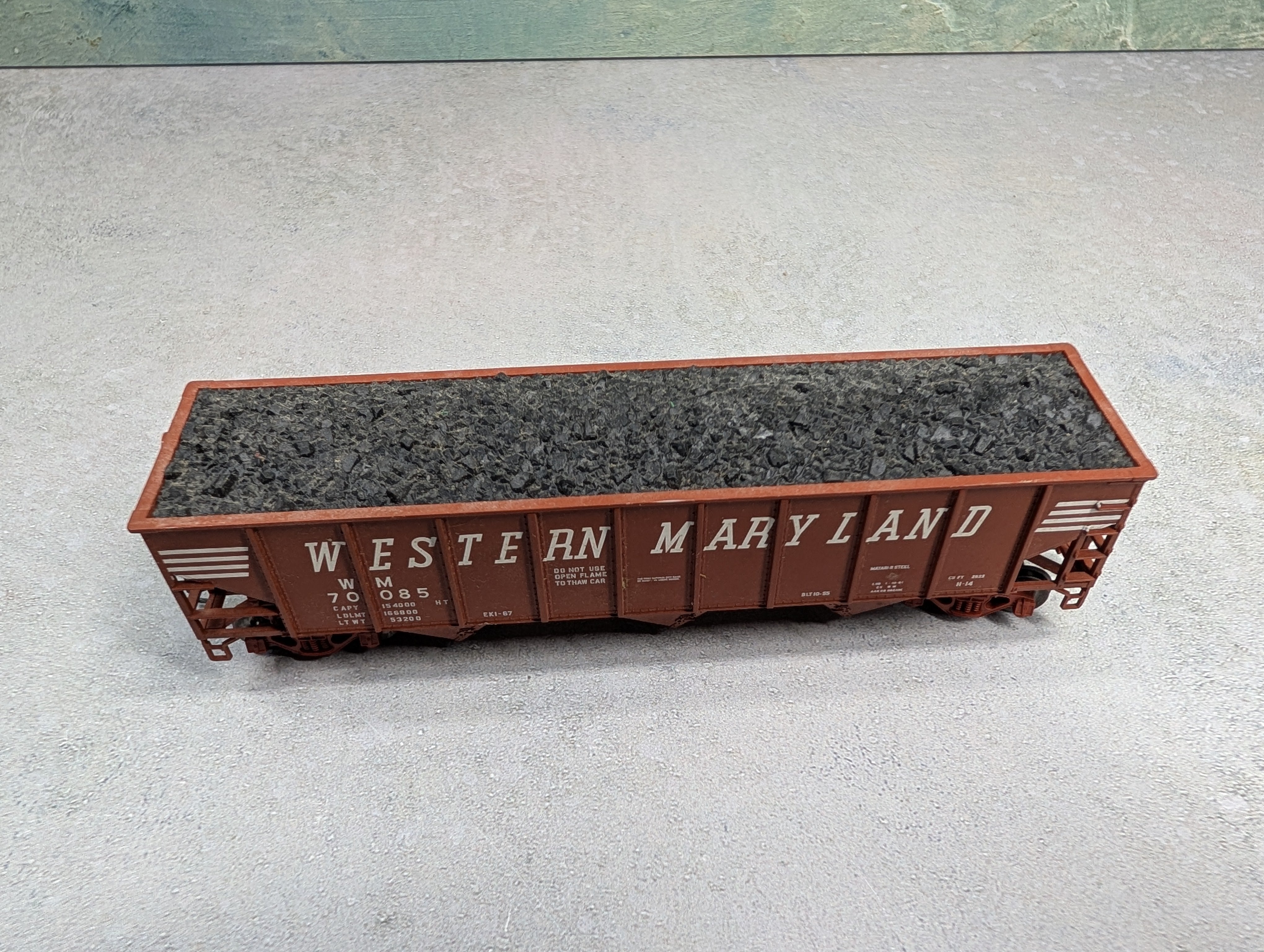 USED Atlas HO Scale 3 Bay Hopper Western Maryland WM #70085 w/ Coal Load