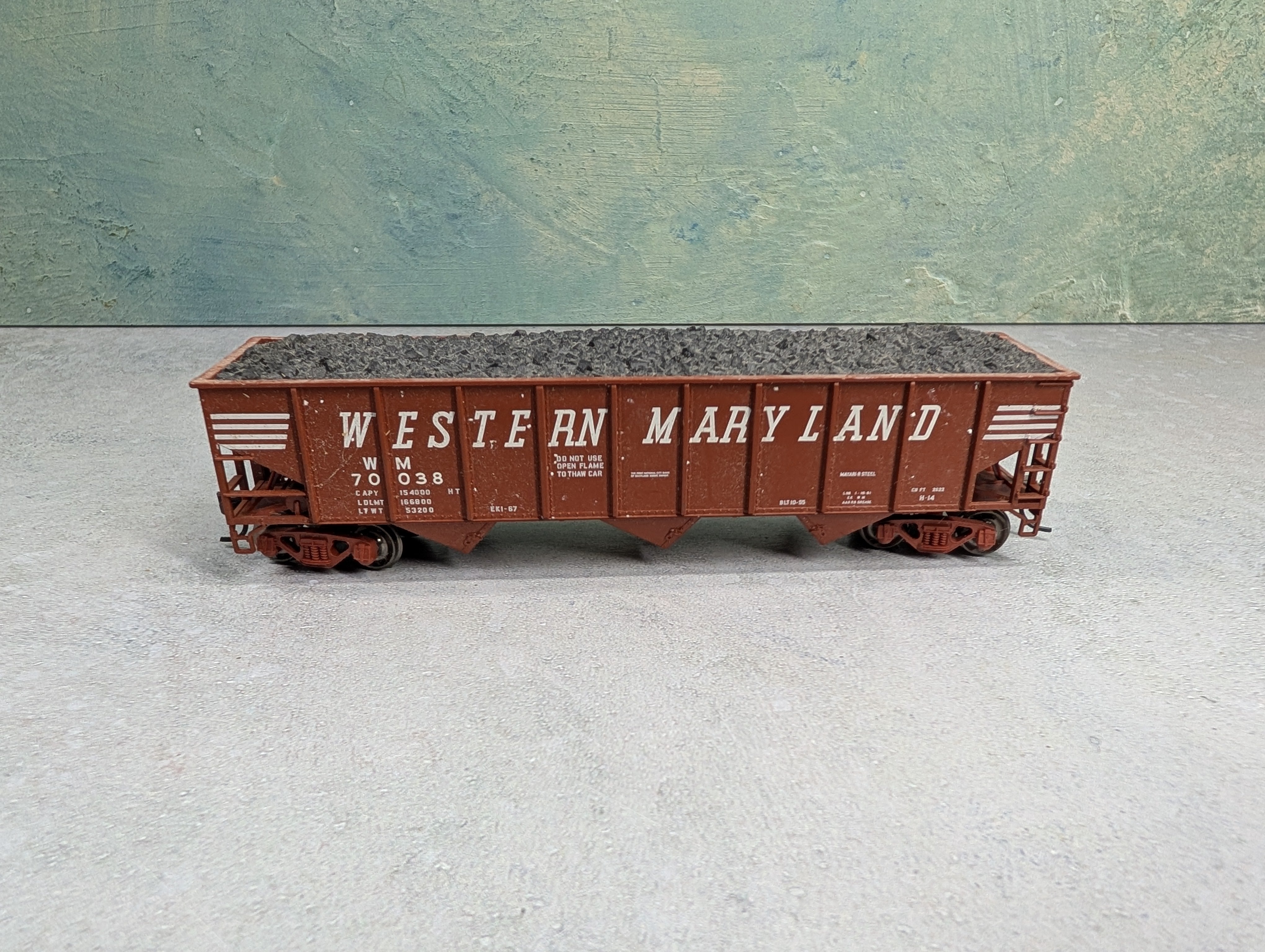 USED Atlas HO Scale 3 Bay Hopper Western Maryland WM #70038 w/ Coal Load