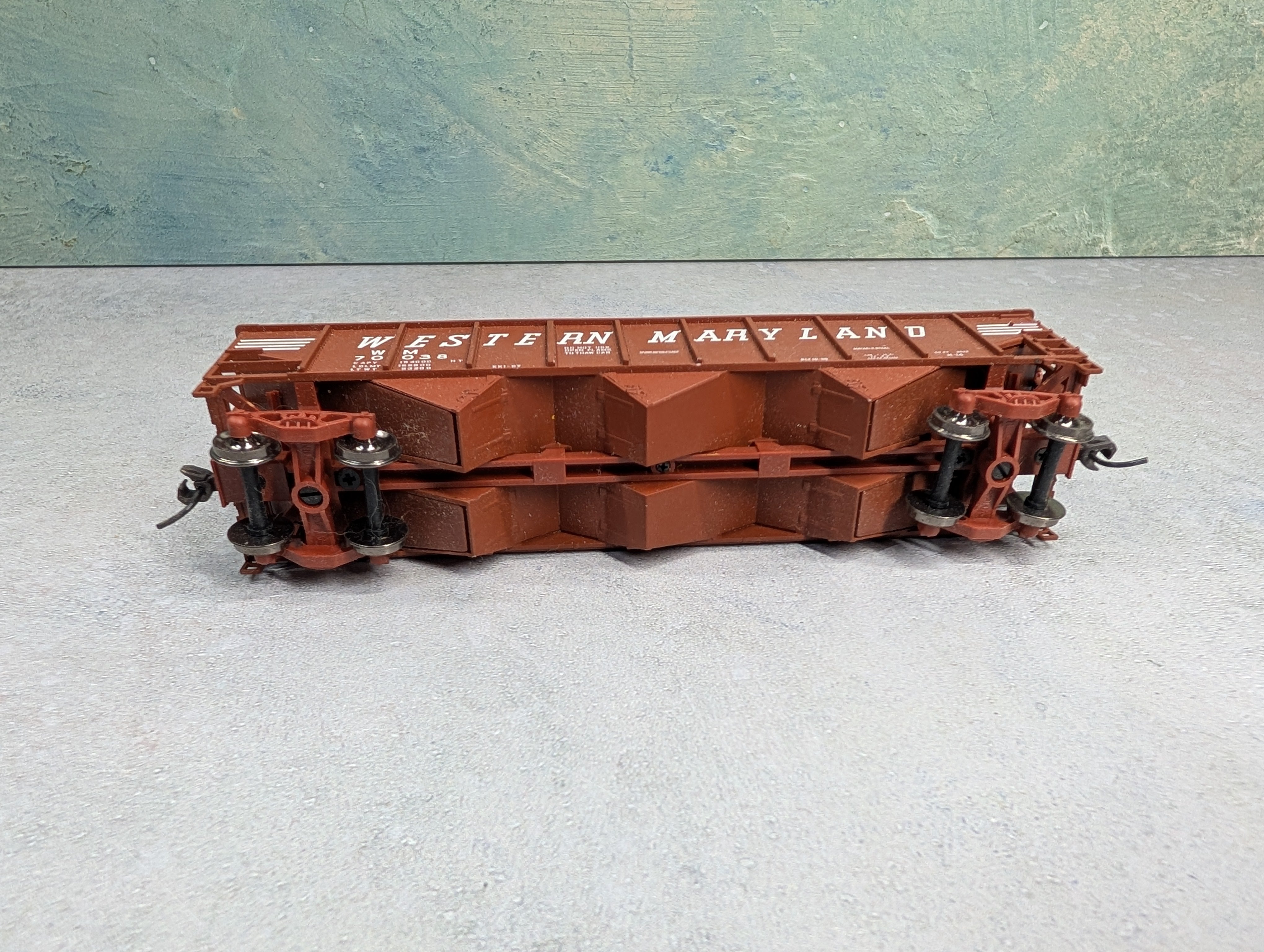 USED Atlas HO Scale 3 Bay Hopper Western Maryland WM #70038 w/ Coal Load