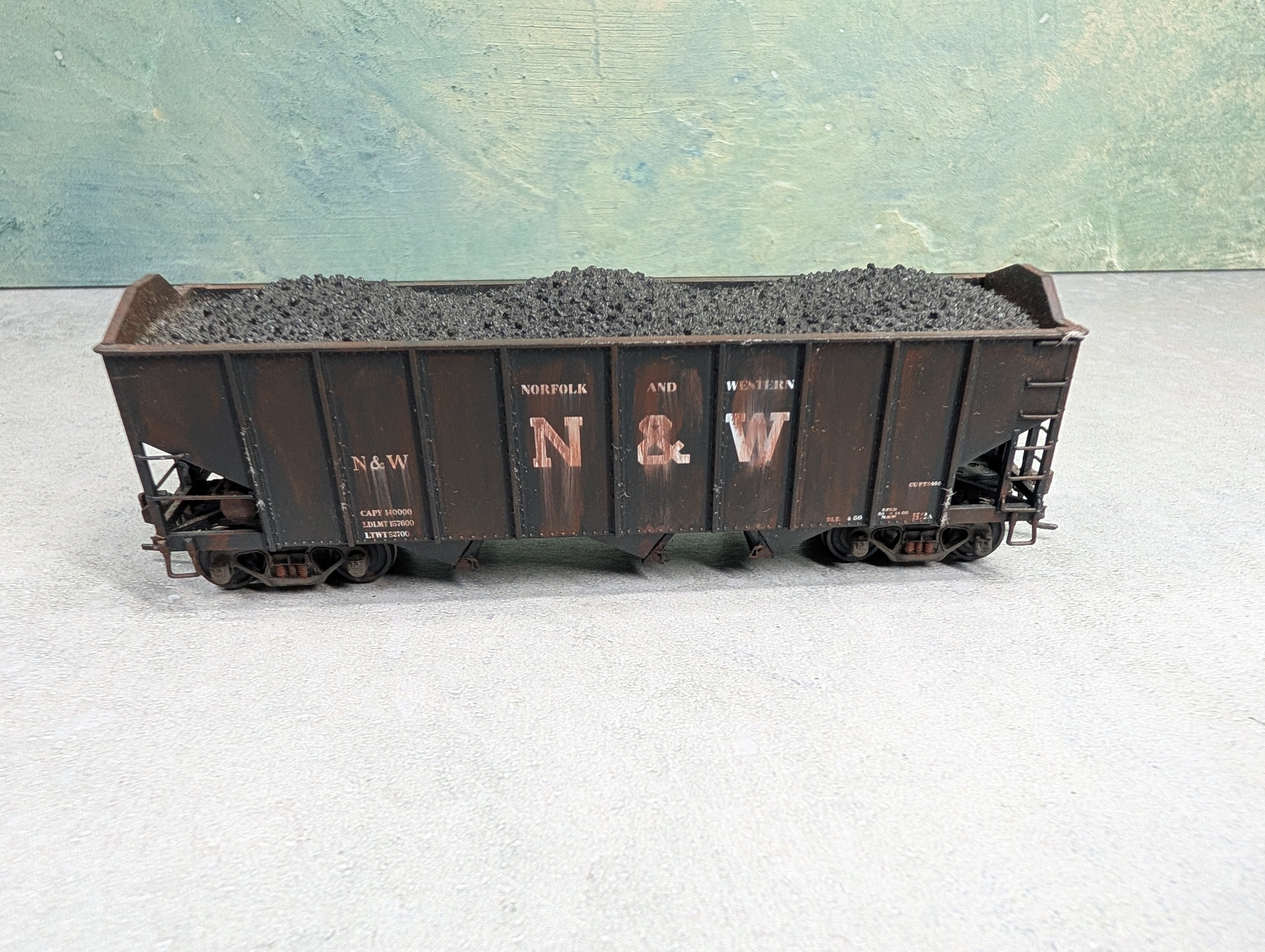 USED Broadway Limited HO Scale 3 Bay Hopper Norfolk & Western N&W Weathered w/ Coal Load