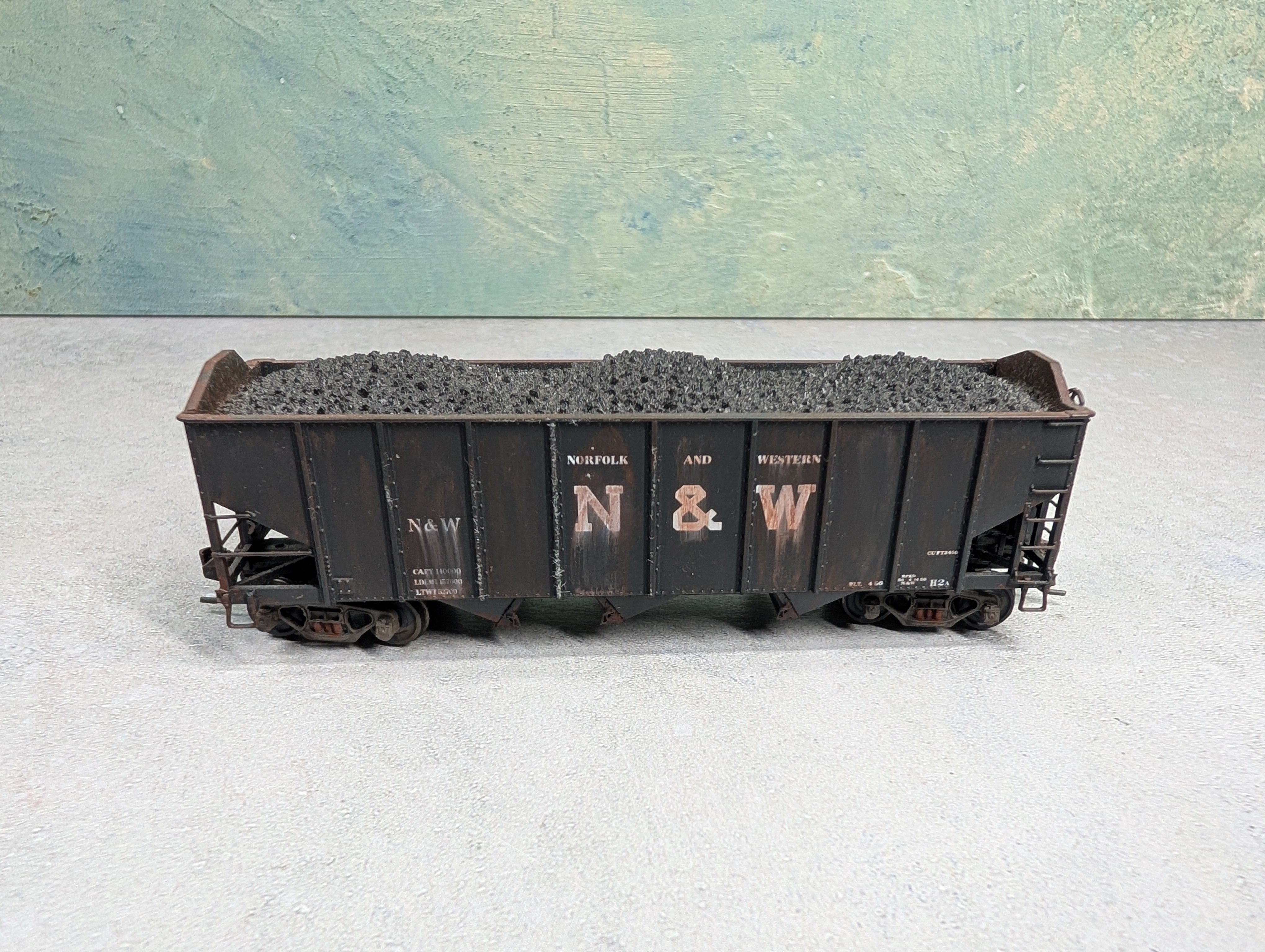 USED Broadway Limited HO Scale 3 Bay Hopper Norfolk & Western N&W Weathered w/ Coal Load