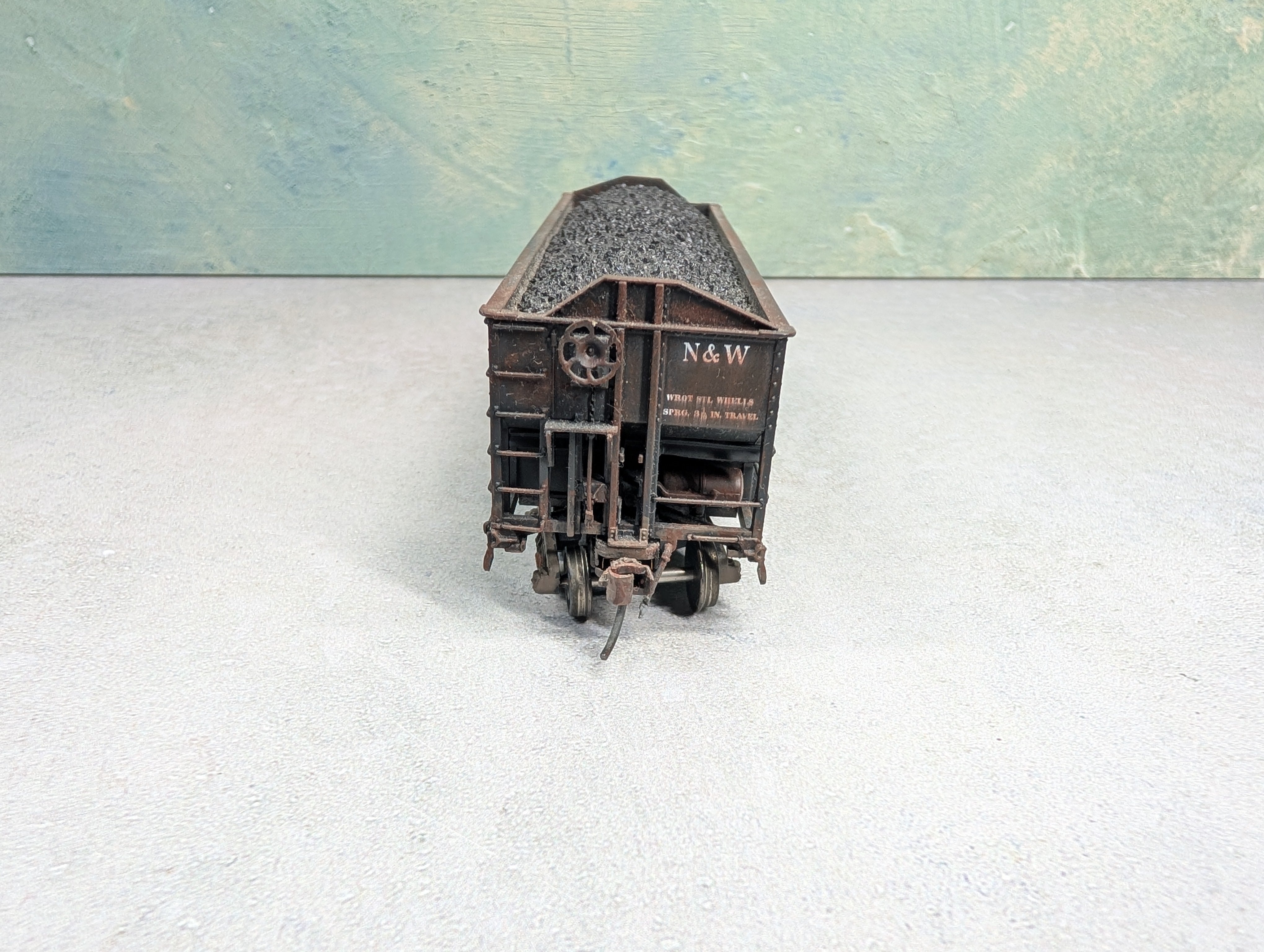 USED Broadway Limited HO Scale 3 Bay Hopper Norfolk & Western N&W Weathered w/ Coal Load