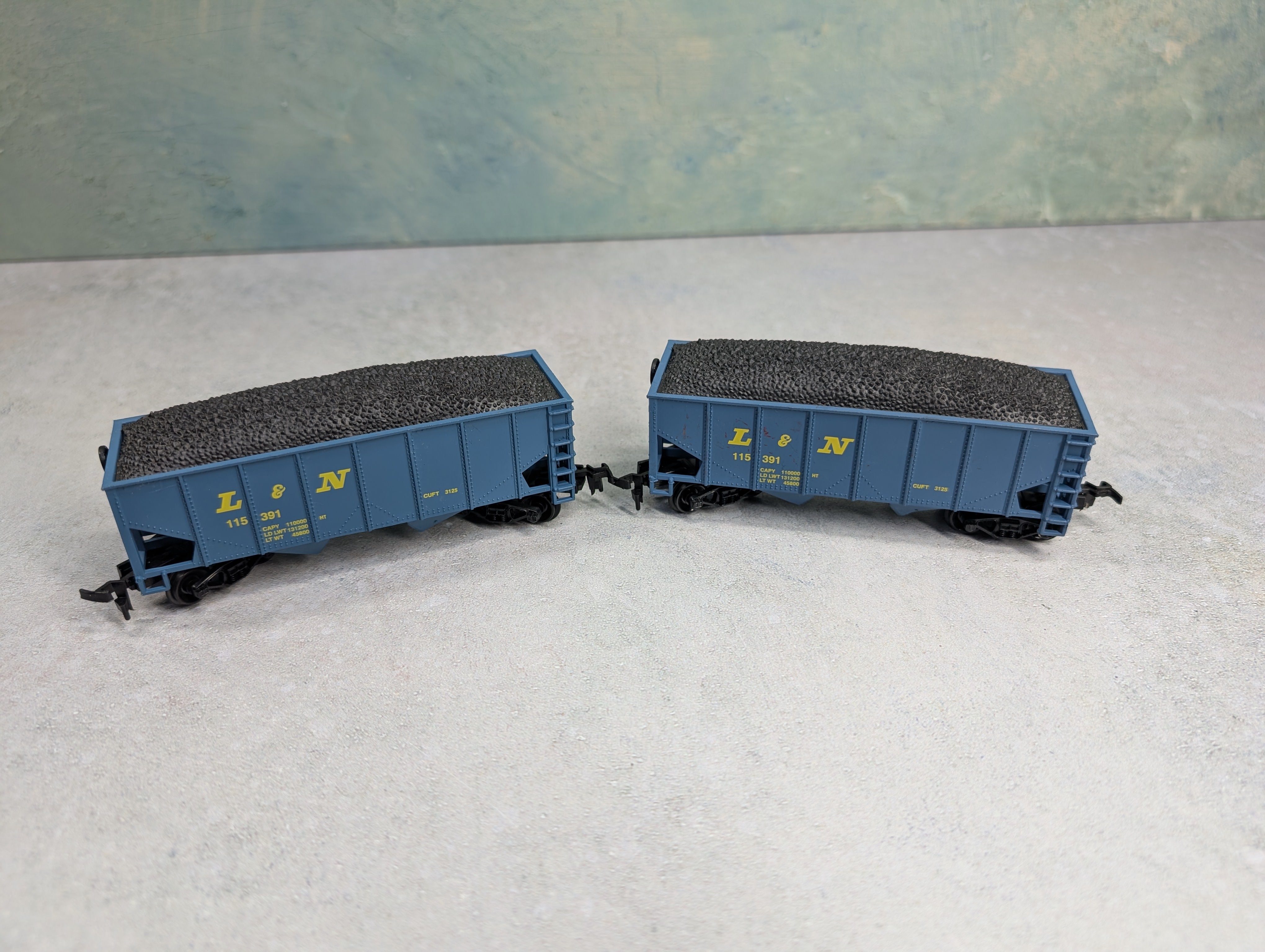 USED Life-Like HO Scale Lot of 2 Bay Hopper Louisville & Nashville L&N #115391 w/ Coal Load (2 pcs)