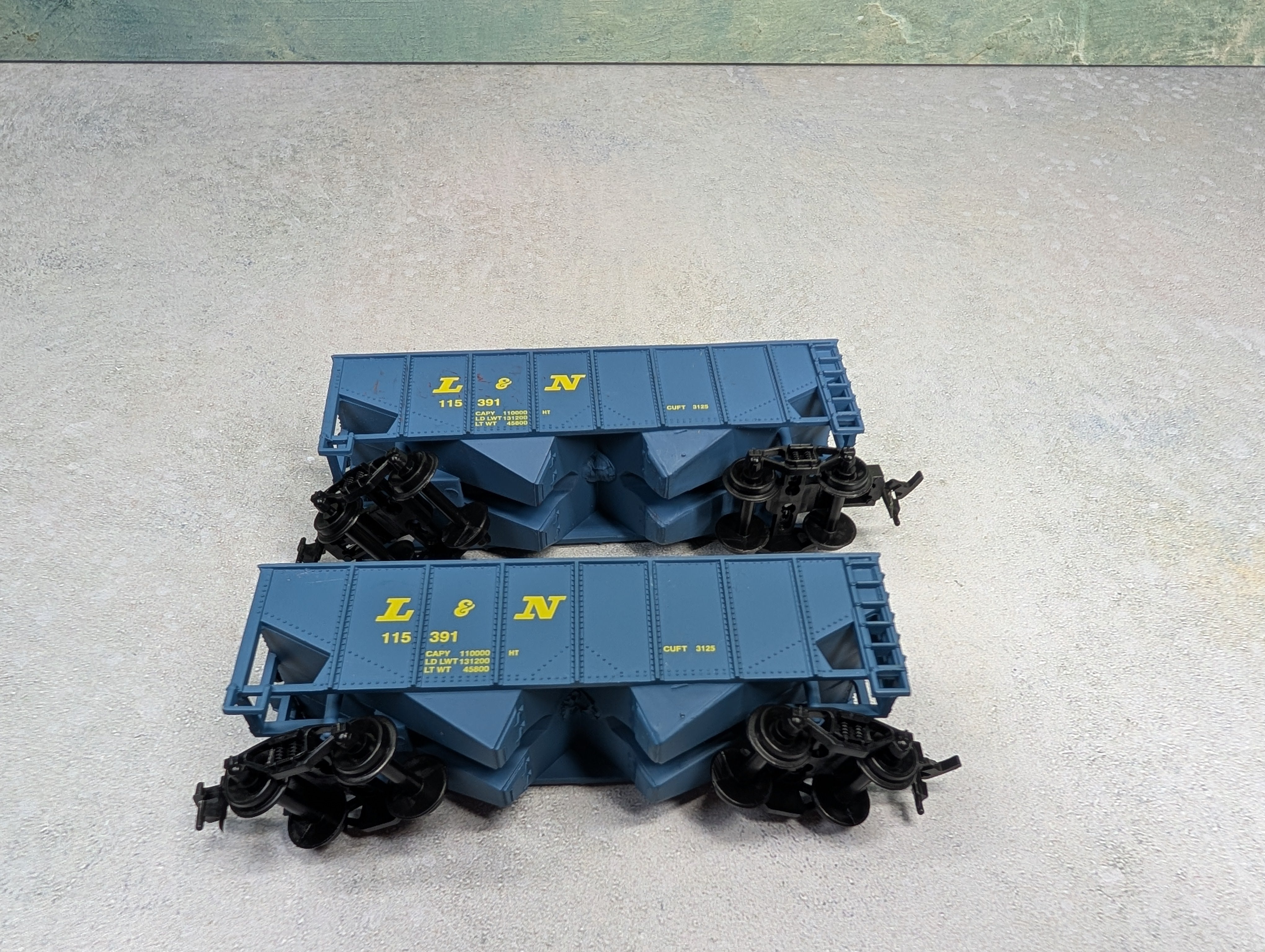 USED Life-Like HO Scale Lot of 2 Bay Hopper Louisville & Nashville L&N #115391 w/ Coal Load (2 pcs)