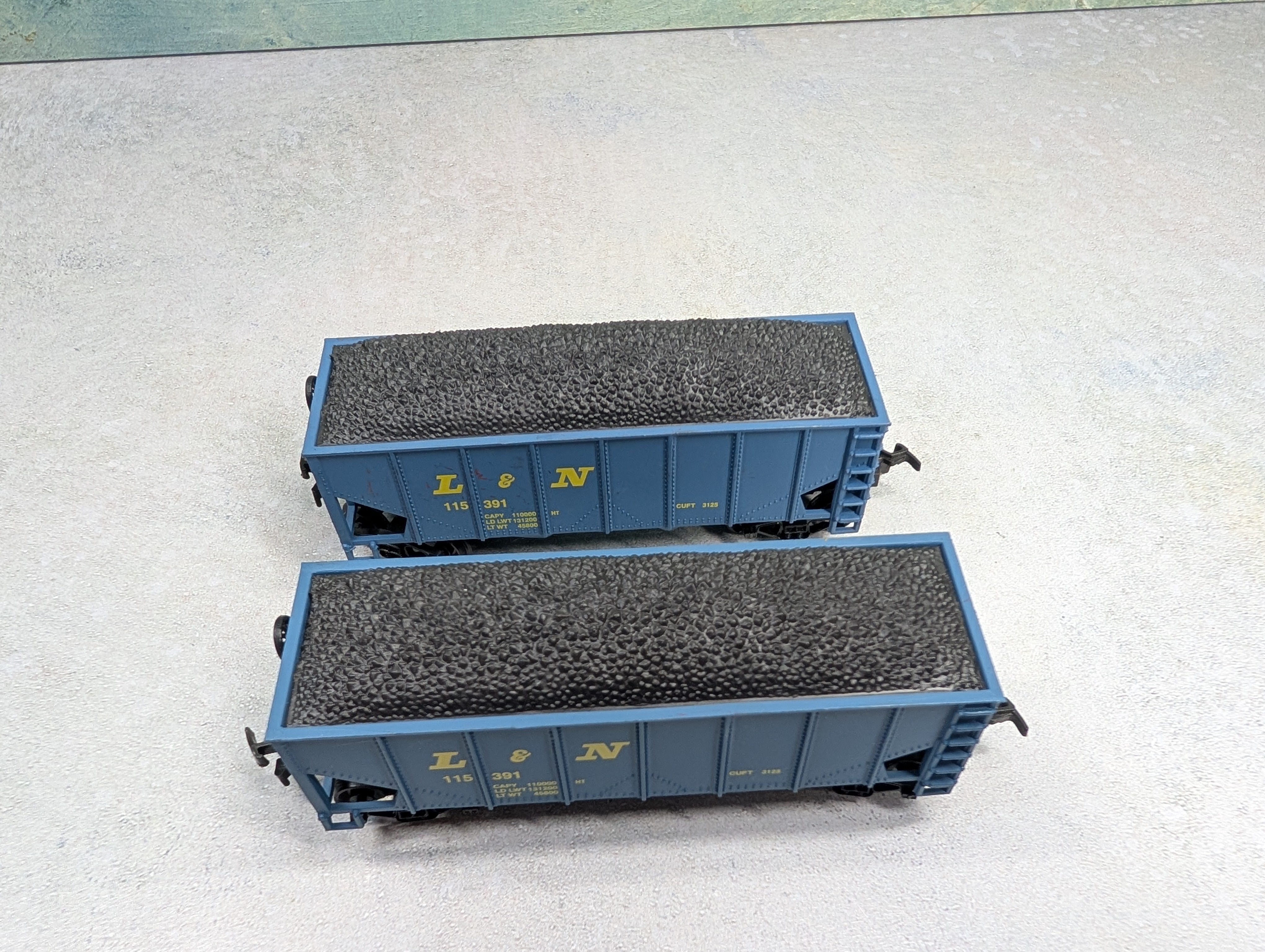 USED Life-Like HO Scale Lot of 2 Bay Hopper Louisville & Nashville L&N #115391 w/ Coal Load (2 pcs)