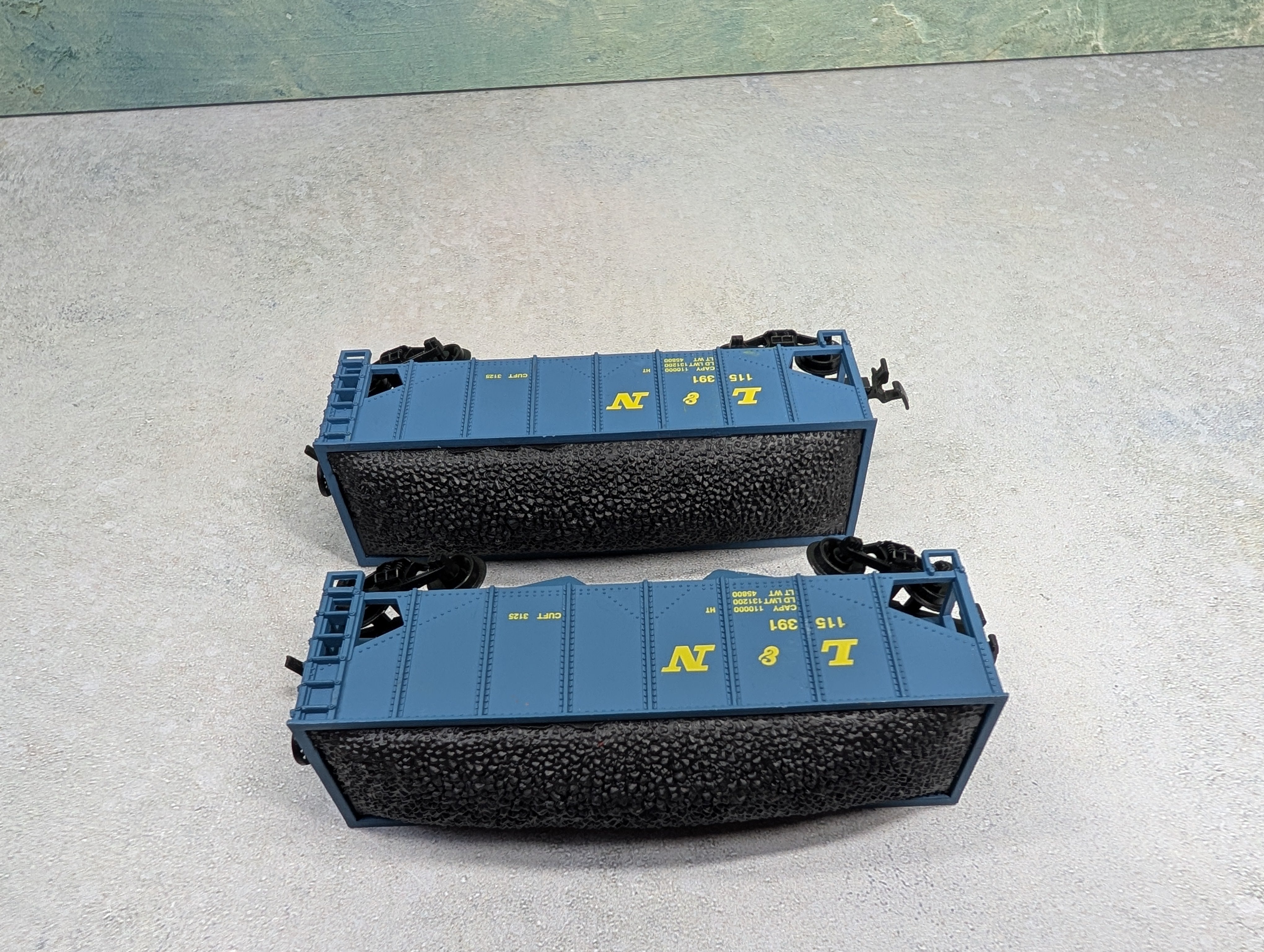 USED Life-Like HO Scale Lot of 2 Bay Hopper Louisville & Nashville L&N #115391 w/ Coal Load (2 pcs)