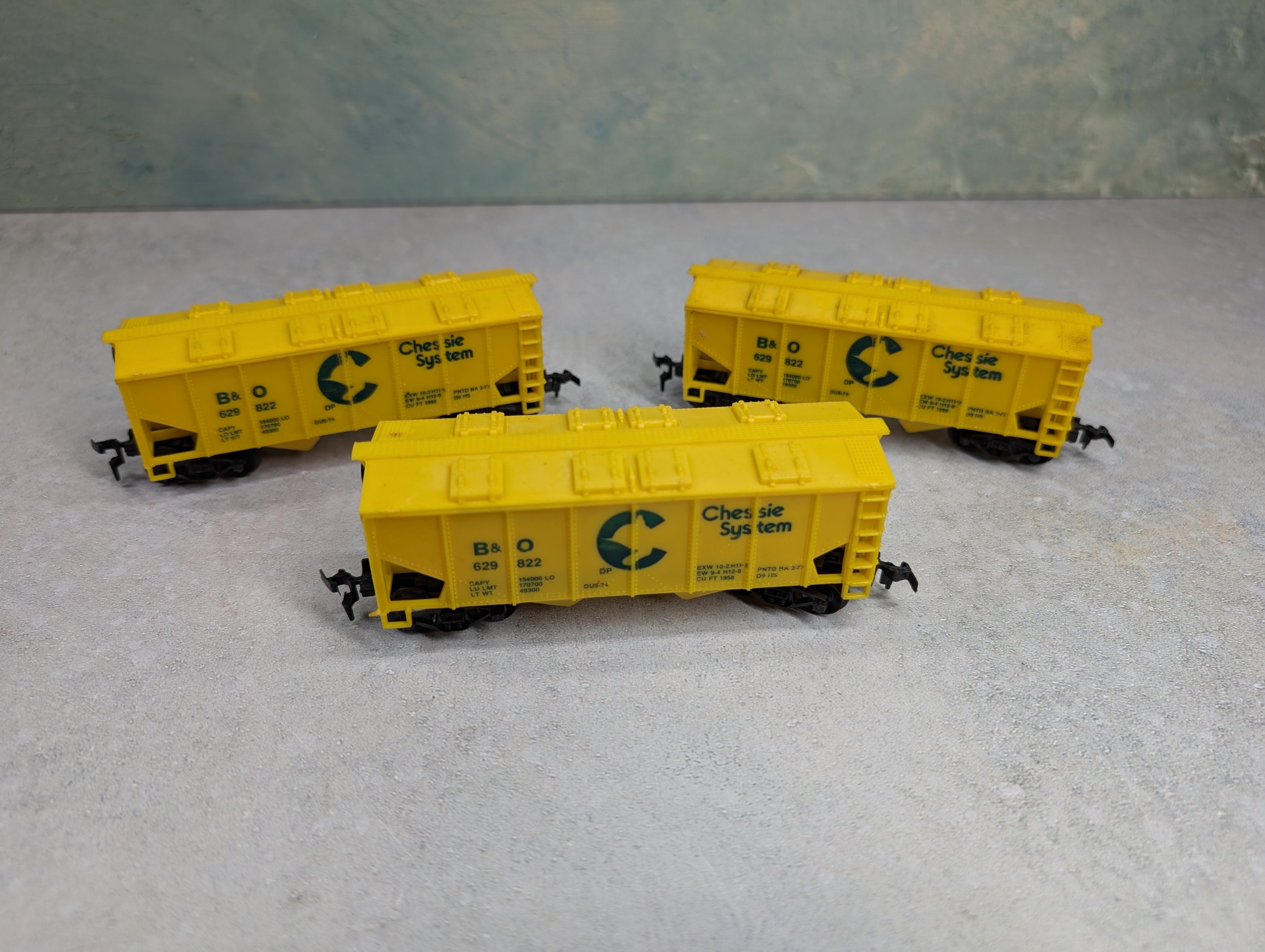 USED Life-Like HO Scale Lot of 2 Bay Covered Hoppers Chessie System B&O #629822 (3 pcs)