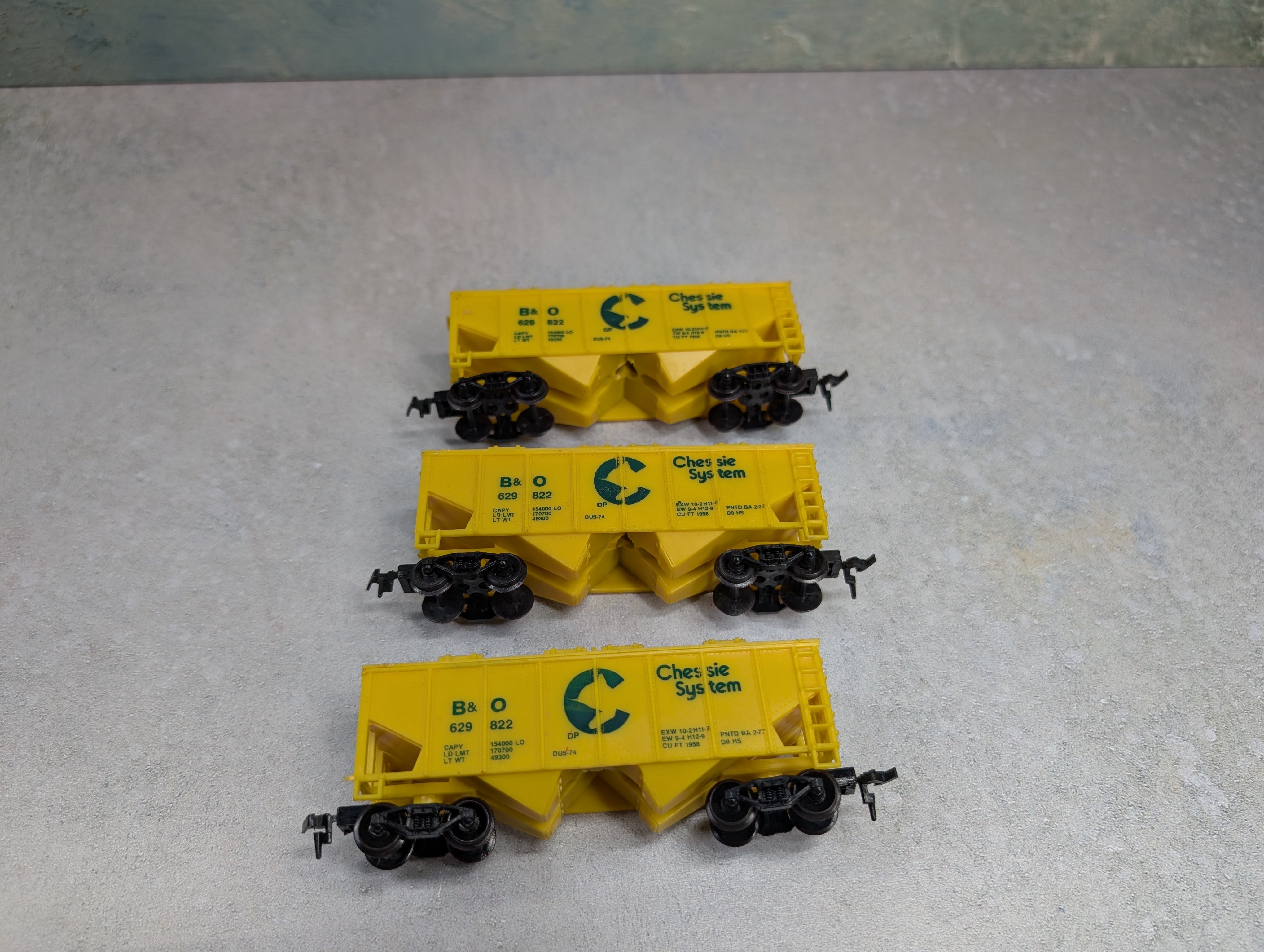USED Life-Like HO Scale Lot of 2 Bay Covered Hoppers Chessie System B&O #629822 (3 pcs)