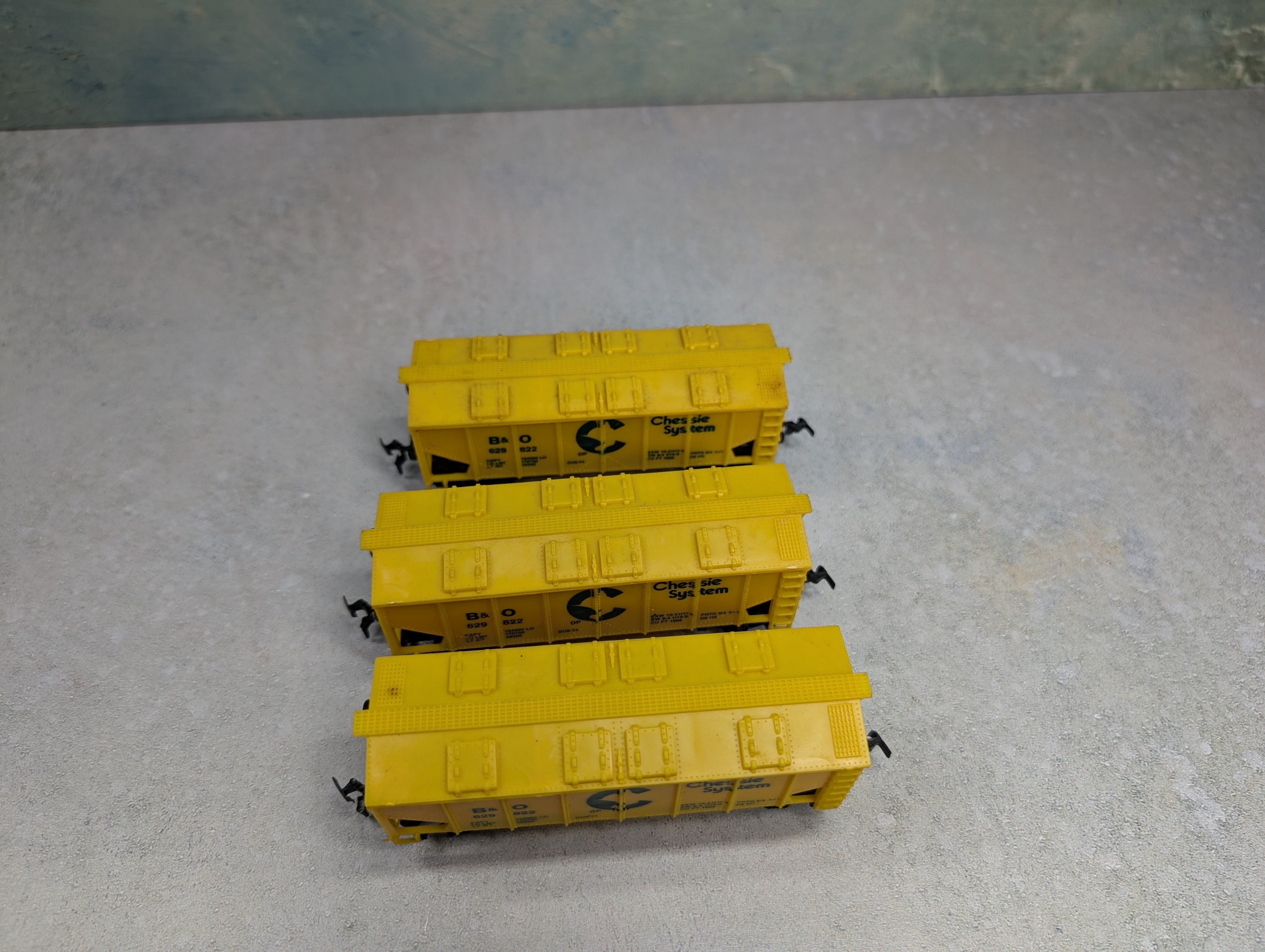 USED Life-Like HO Scale Lot of 2 Bay Covered Hoppers Chessie System B&O #629822 (3 pcs)