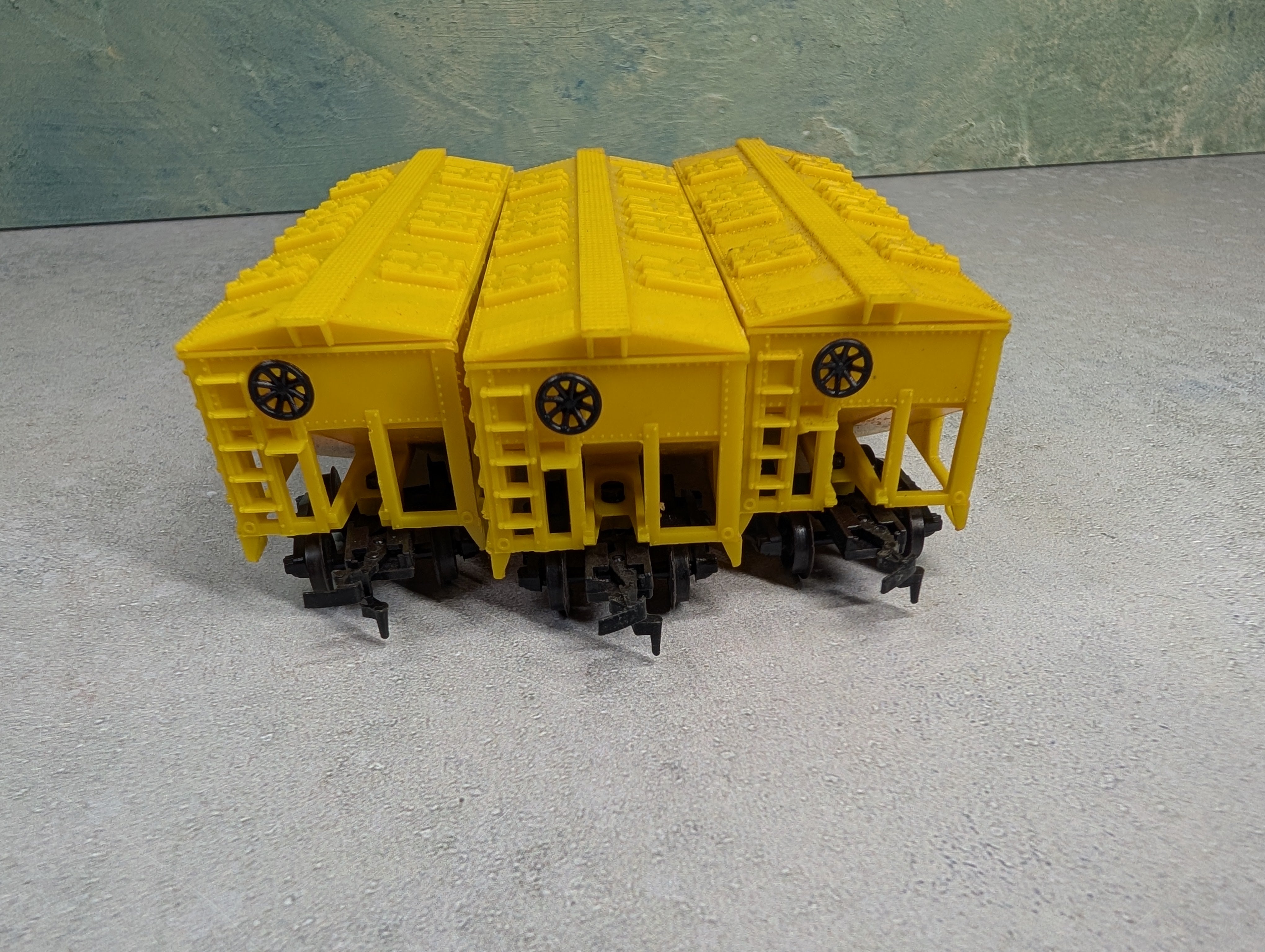 USED Life-Like HO Scale Lot of 2 Bay Covered Hoppers Chessie System B&O #629822 (3 pcs)