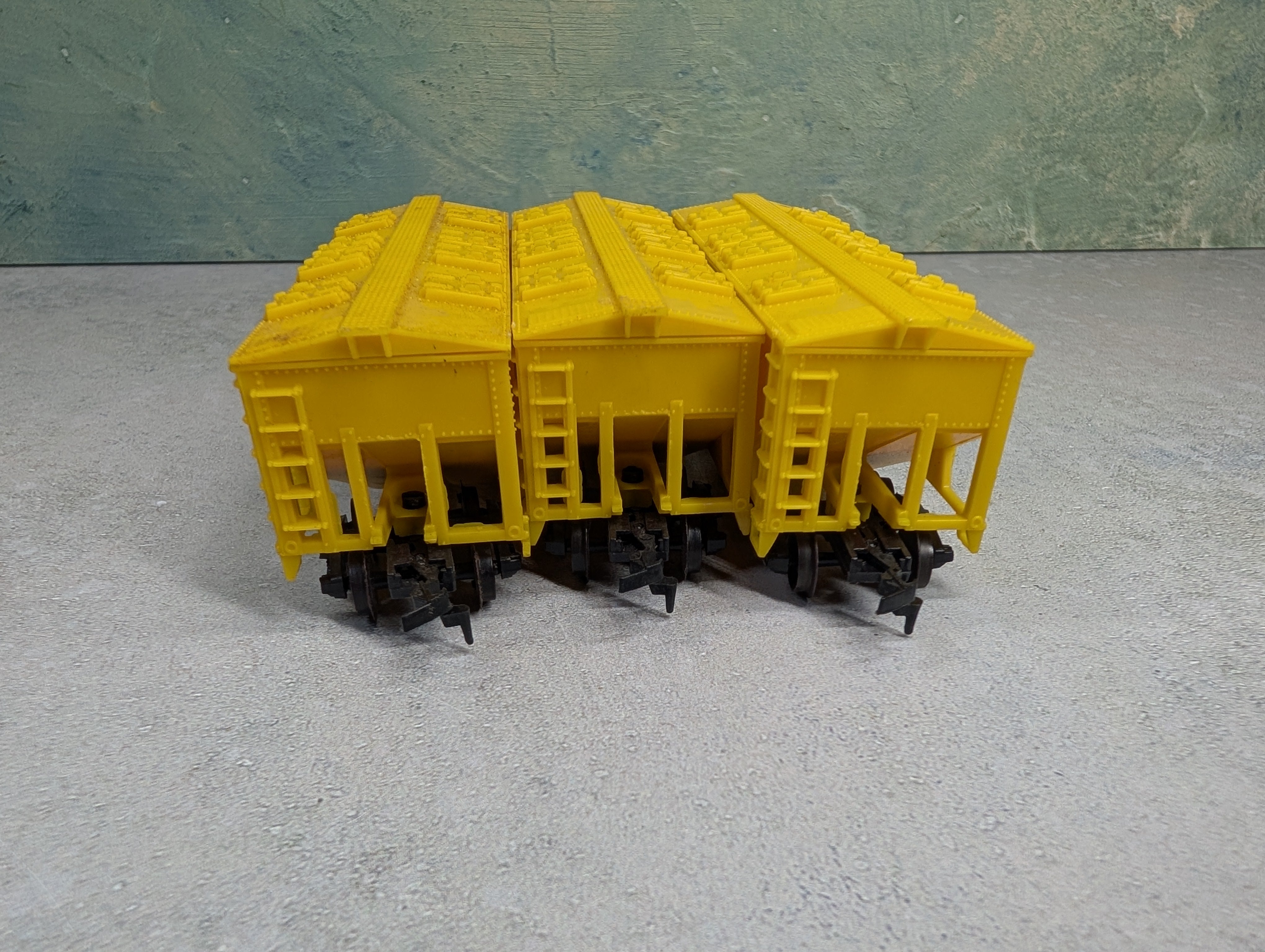 USED Life-Like HO Scale Lot of 2 Bay Covered Hoppers Chessie System B&O #629822 (3 pcs)