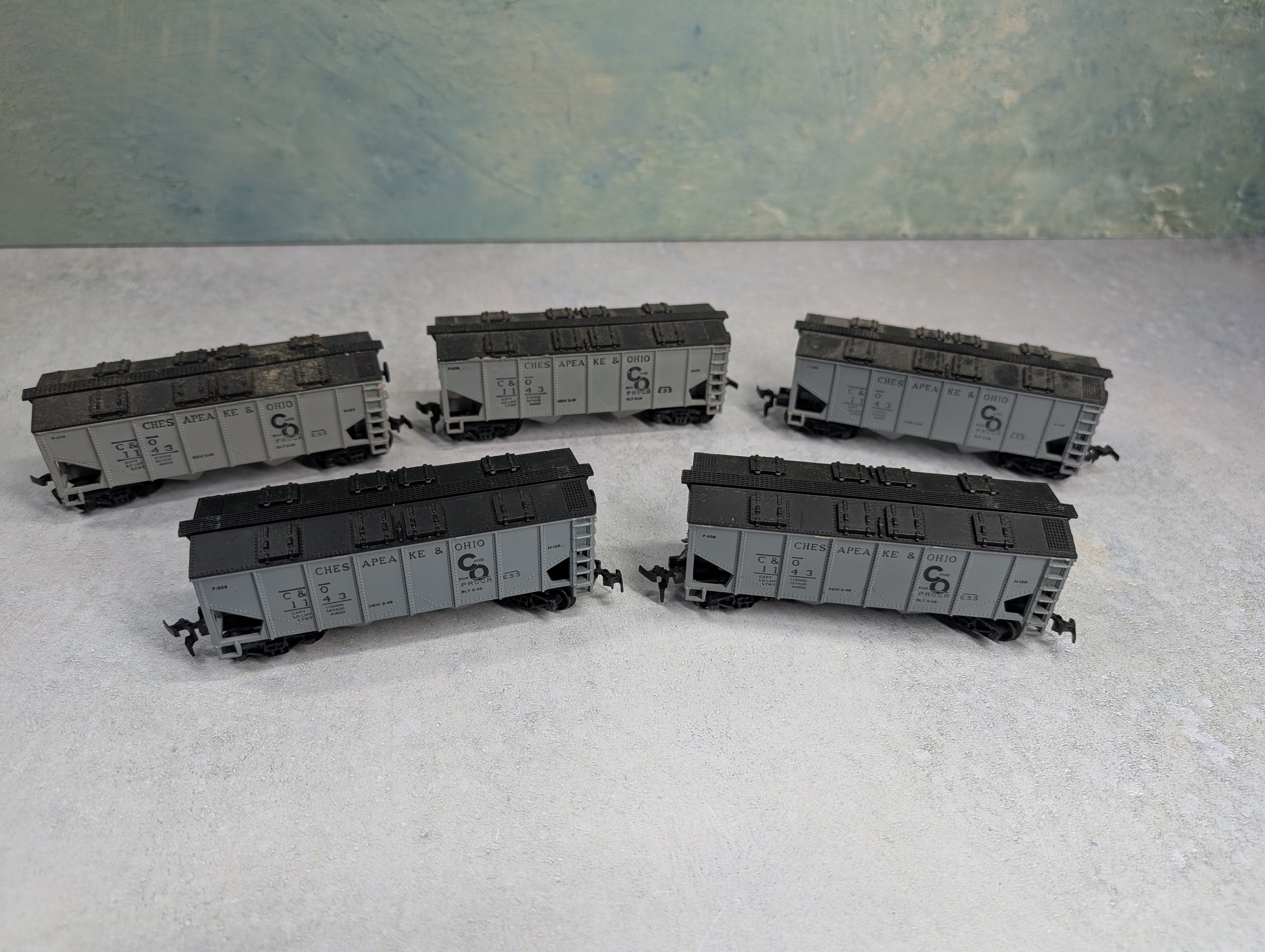 USED Varney HO Scale Lot of 2 Bay Covered Hoppers Chesapeake and Ohio C&O #1143 (5 pcs)