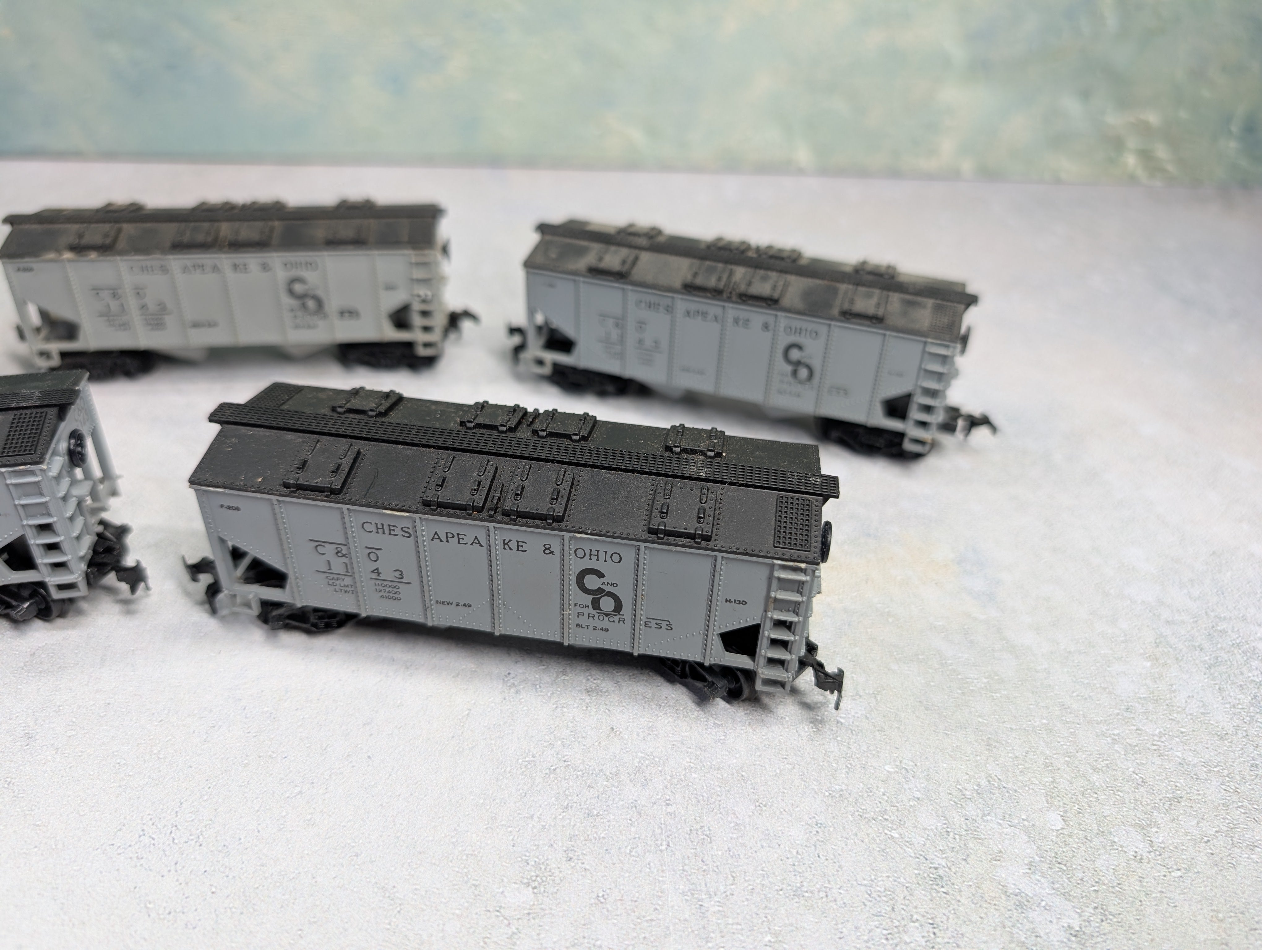 USED Varney HO Scale Lot of 2 Bay Covered Hoppers Chesapeake and Ohio C&O #1143 (5 pcs)