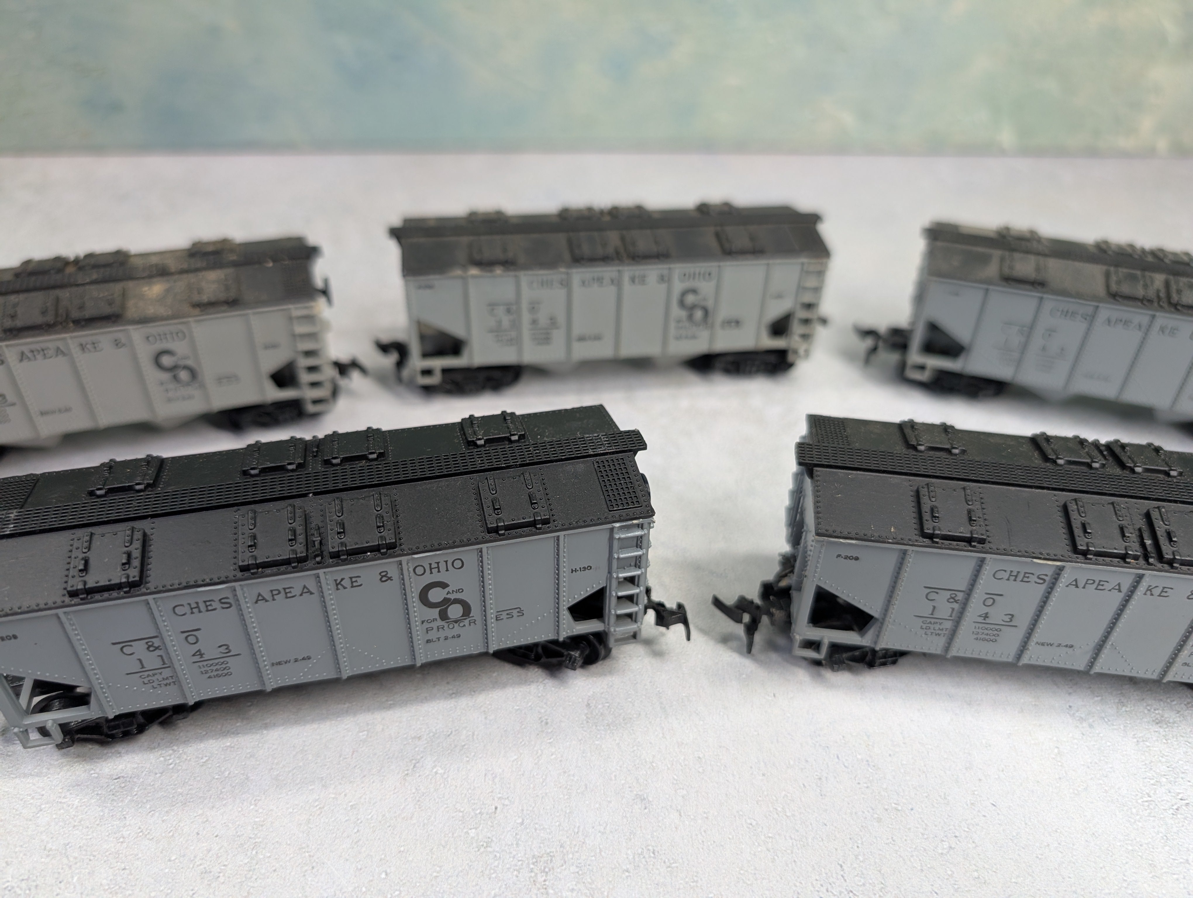USED Varney HO Scale Lot of 2 Bay Covered Hoppers Chesapeake and Ohio C&O #1143 (5 pcs)