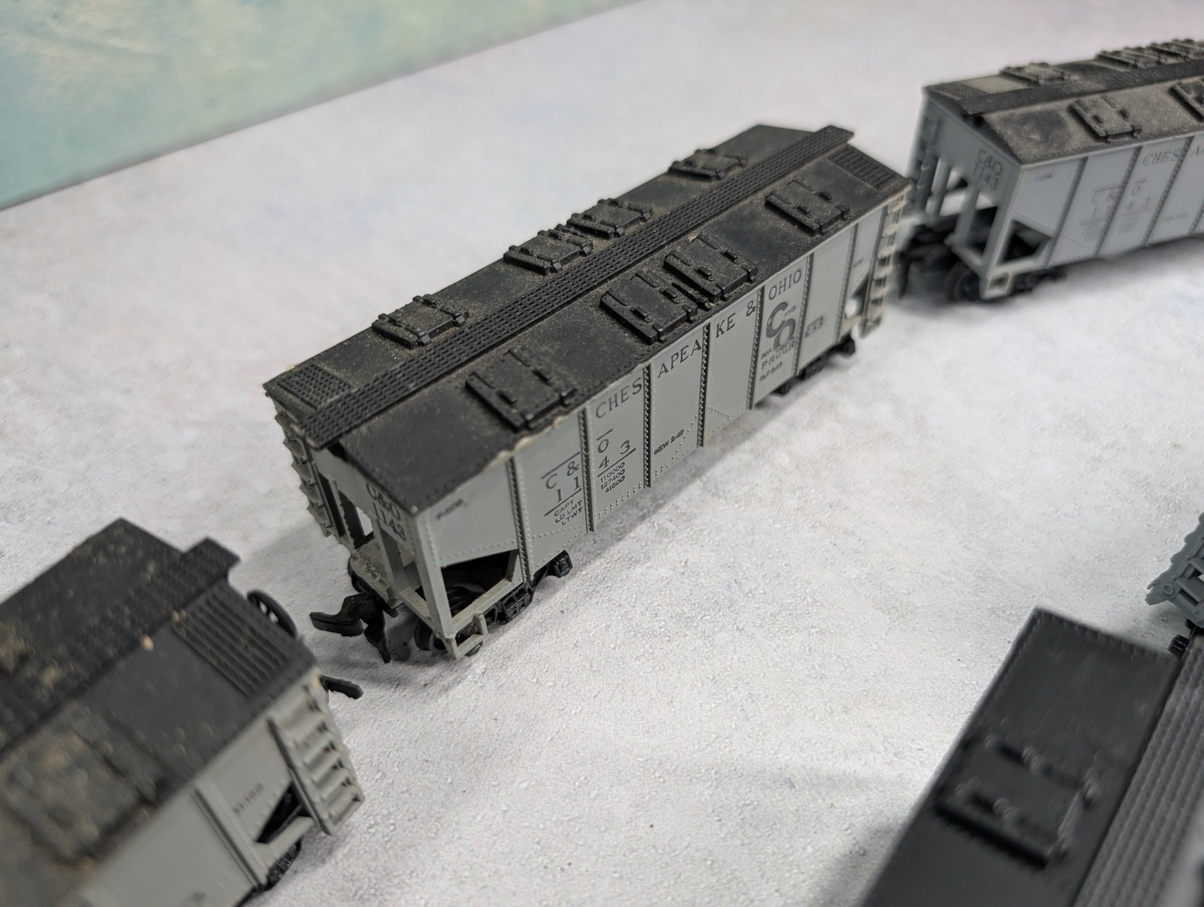 USED Varney HO Scale Lot of 2 Bay Covered Hoppers Chesapeake and Ohio C&O #1143 (5 pcs)