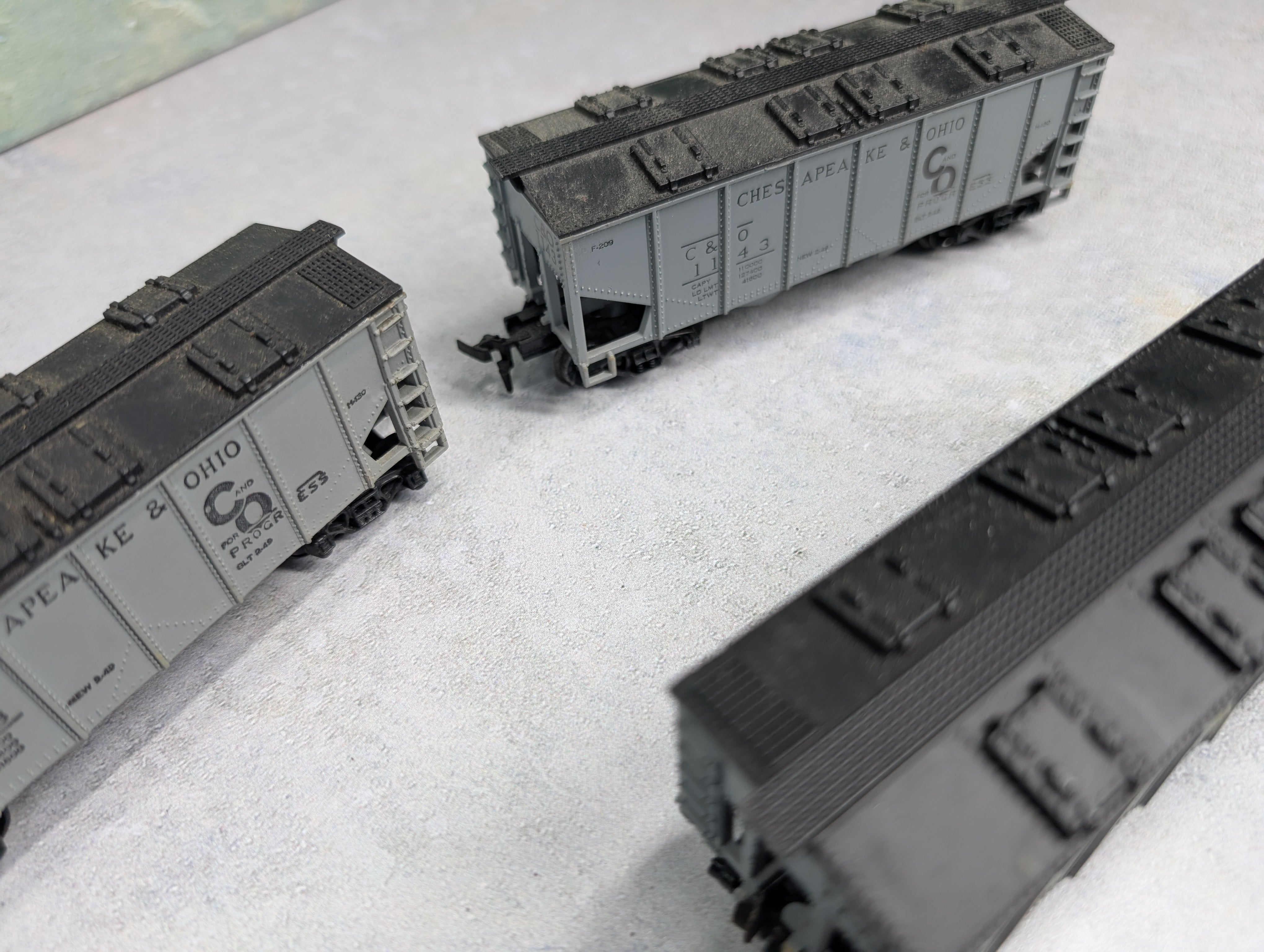 USED Varney HO Scale Lot of 2 Bay Covered Hoppers Chesapeake and Ohio C&O #1143 (5 pcs)