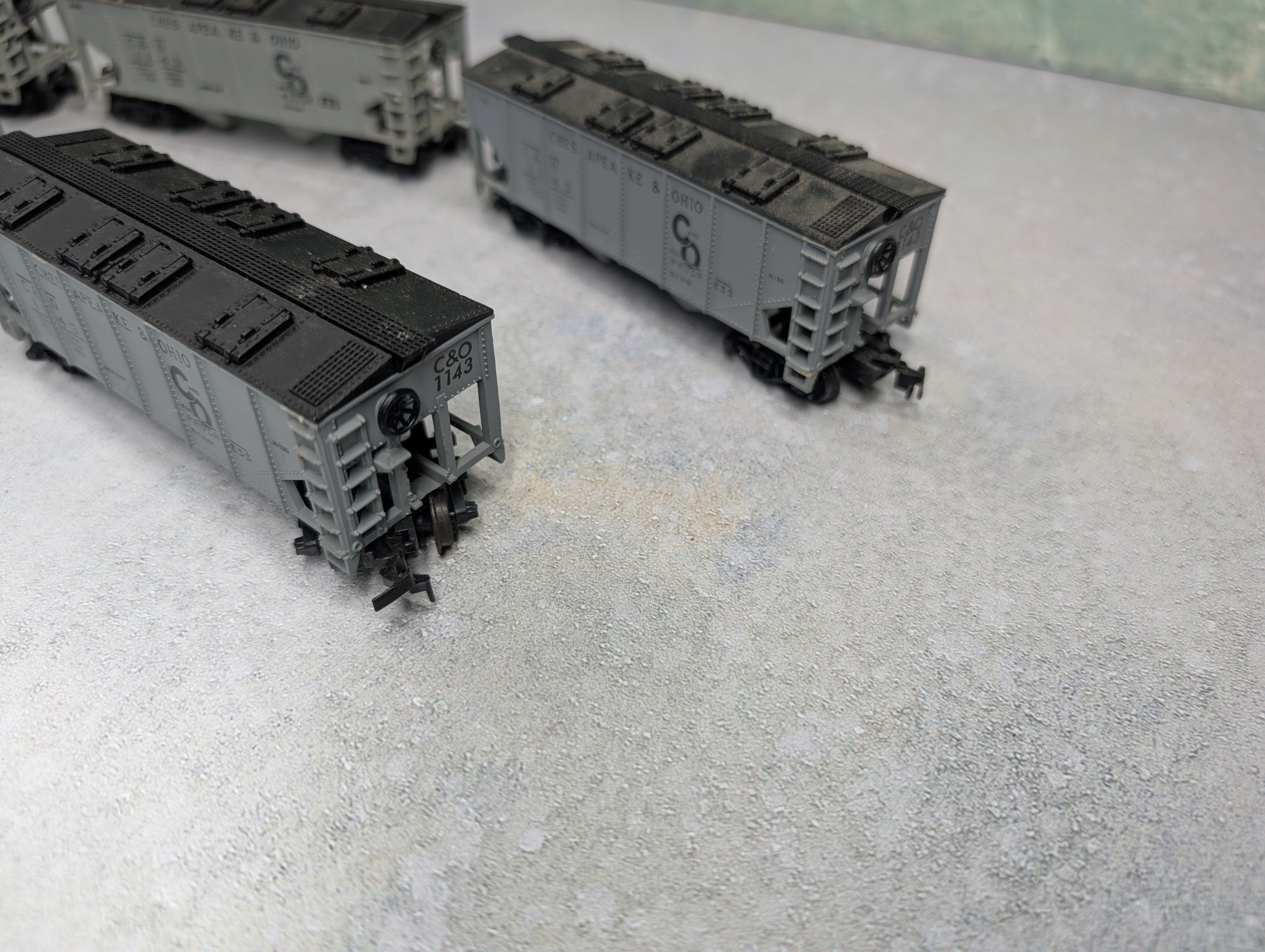 USED Varney HO Scale Lot of 2 Bay Covered Hoppers Chesapeake and Ohio C&O #1143 (5 pcs)