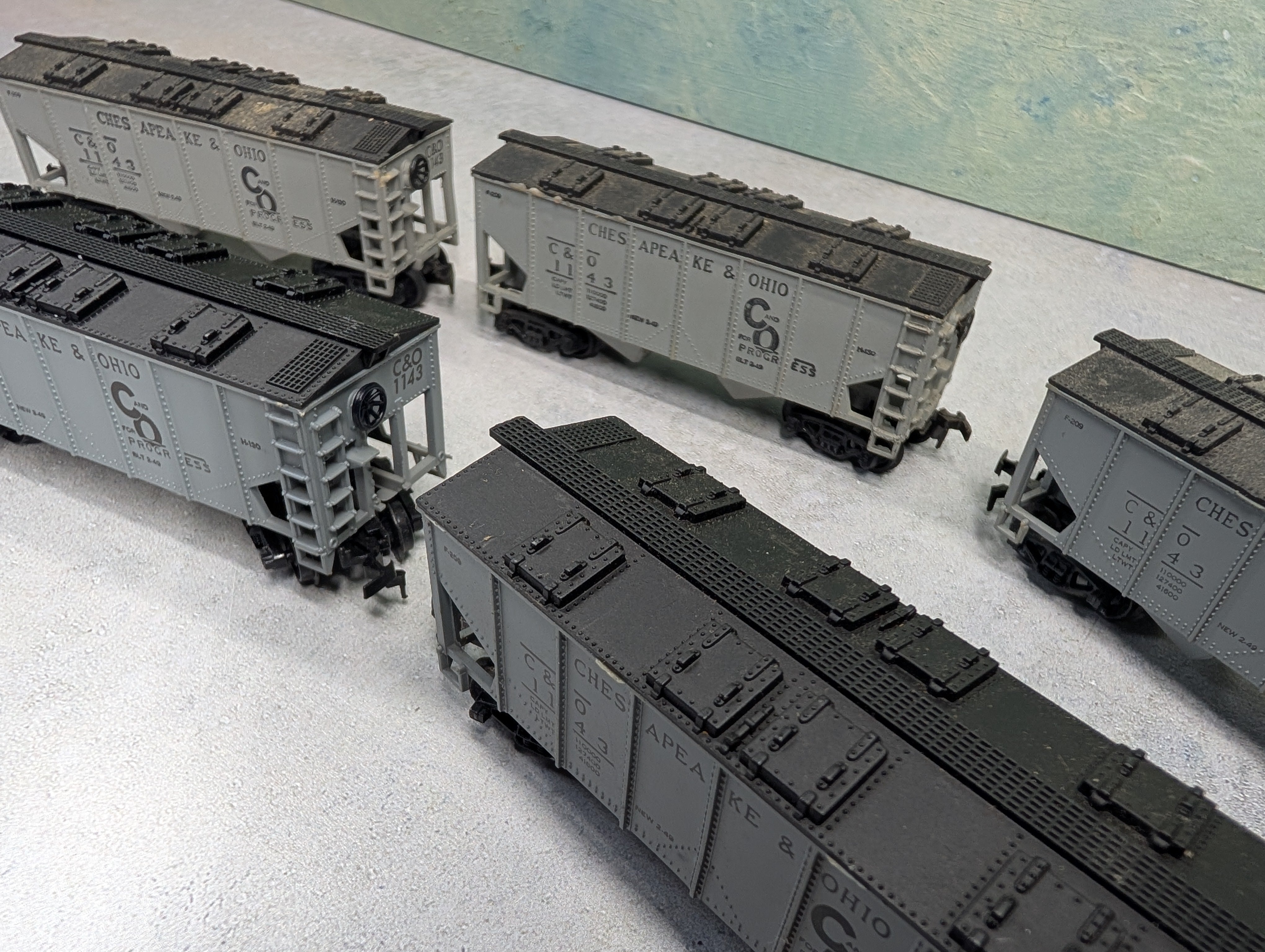 USED Varney HO Scale Lot of 2 Bay Covered Hoppers Chesapeake and Ohio C&O #1143 (5 pcs)